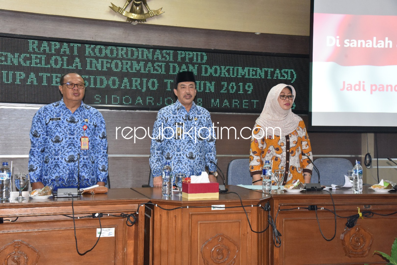 PEMBUKAAN - Wakil Bupati Sidoarjo, Nur Ahmad Syaifuddin membuka Rapat Koordinasi Pejabat Pengelola Informasi dan Dokumentasi (PPID) sengketa informasi publik di Ruang Rapat Delta Karya, Gedung Sekretariat Daerah, Sidoarjo, Senin (18/03/2019).