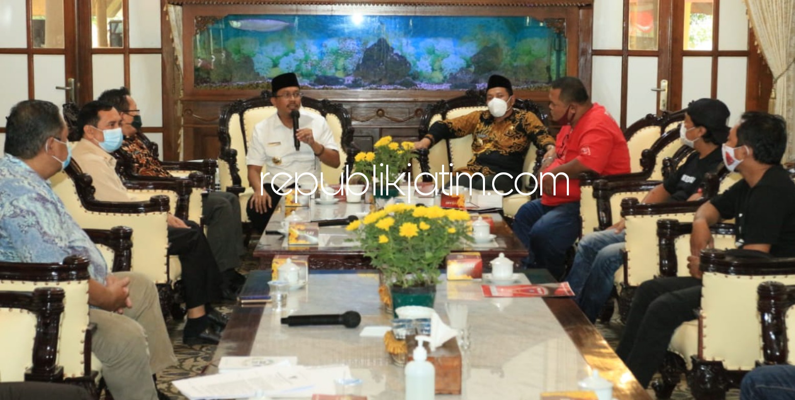 PAPARAN - Bupati Sidoarjo, Ahmad Muhdlor Ali (Gus Muhdlor) memberi paparan kepada para pengurus Deltras Mania (suporter Deltras FC) soal kedudukan Deltras FC menjadi PT Deltras atau atas nama perseorangan saat di Pendopo Delta Wibawa, Kamis (18/03/2021).