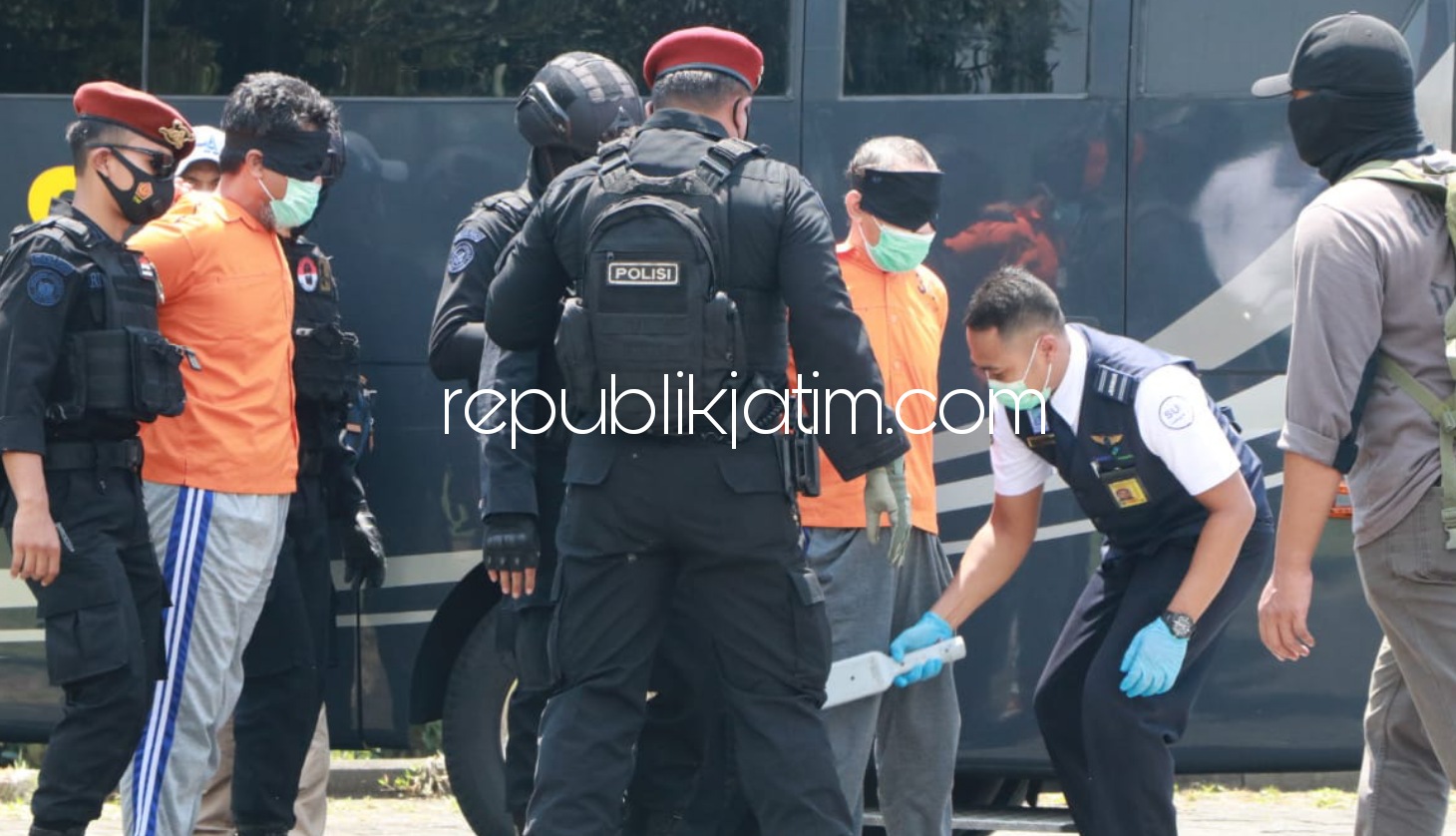 DIPINDAH - Sebanyak 22 tahanan kasus terorisme dipindahkan dari Rutan Polda Jatim ke Rutan Mabes Polri melalui Bandara Juanda, Sidoarjo, Kamis (18/03/2021).