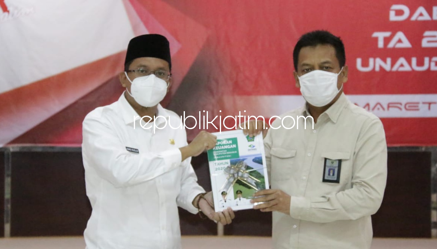 SERAHKAN - Bupati Sidoarjo, Ahmad Muhdlor Subandi (Gus Muhdlor) menyerahkan Laporan Keuangan Pemerintah Daerah (LKPD) Tahun 2020 kepada Kepala Perwakilan Badan Pemeriksa Keuangan (BPK) Provinsi Jatim, Joko Agus Setyono, Jumat (19/03/2021).