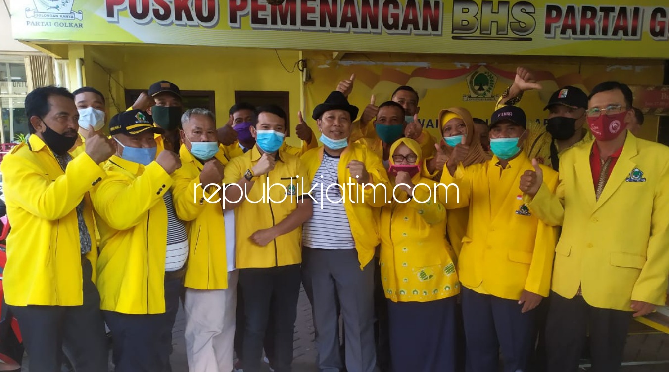 TUNGGAL - Anggota DPRD Propinsi Jatim, Adam Rusdy mendaftar sebagai Calon Ketua DPD Partai Golkar Sidoarjo periode 2021 - 2026 dikawal Warih Andono Ketua DPD Golkar Sidoarjo lama bersama para pengurus 18 PK se Sidoarjo, Jumat (19/03/2021) sore.
