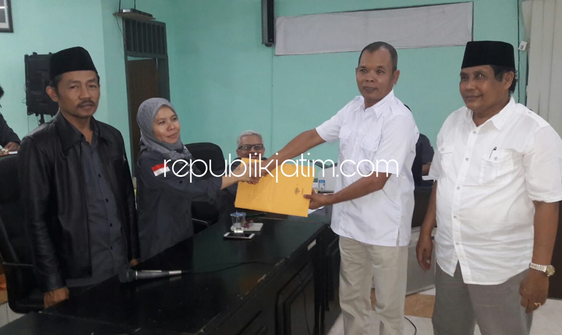 DAFTAR - Ketua DPC Partai Gerindra Sidoarjo, M Rifai (baju putih berkopyah) didampingi Sekretaris DPC Partai Gerindra, Suwono saat mendaftarkan para Caleg Gerindra ke KPU Sidoarjo beberapa waktu lalu.
