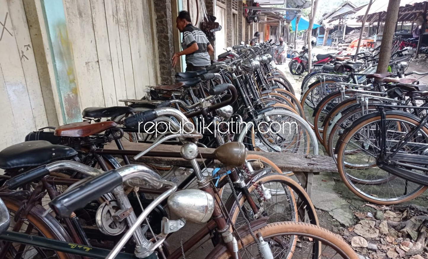 LENGANG - Salah seorang penjual sepeda bekas di Taman Makam Pahlawan (TKP) JL Pahlawan Ponorogo, Mbah Rohmat merasakan sepinya penjualan sepeda onthel (kayuh), Jumat (19/03/2021).