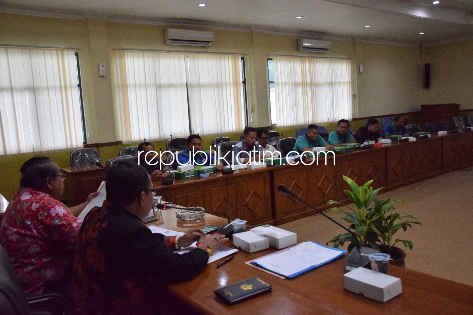 HEARING - Ketua Komisi D DPRD Sidoarjo, Usman memimpin hearing dengan perwakilan buruh dari Sarbumusi di ruang rapat DPRD Sidoarjo, Rabu (20/03/2019).