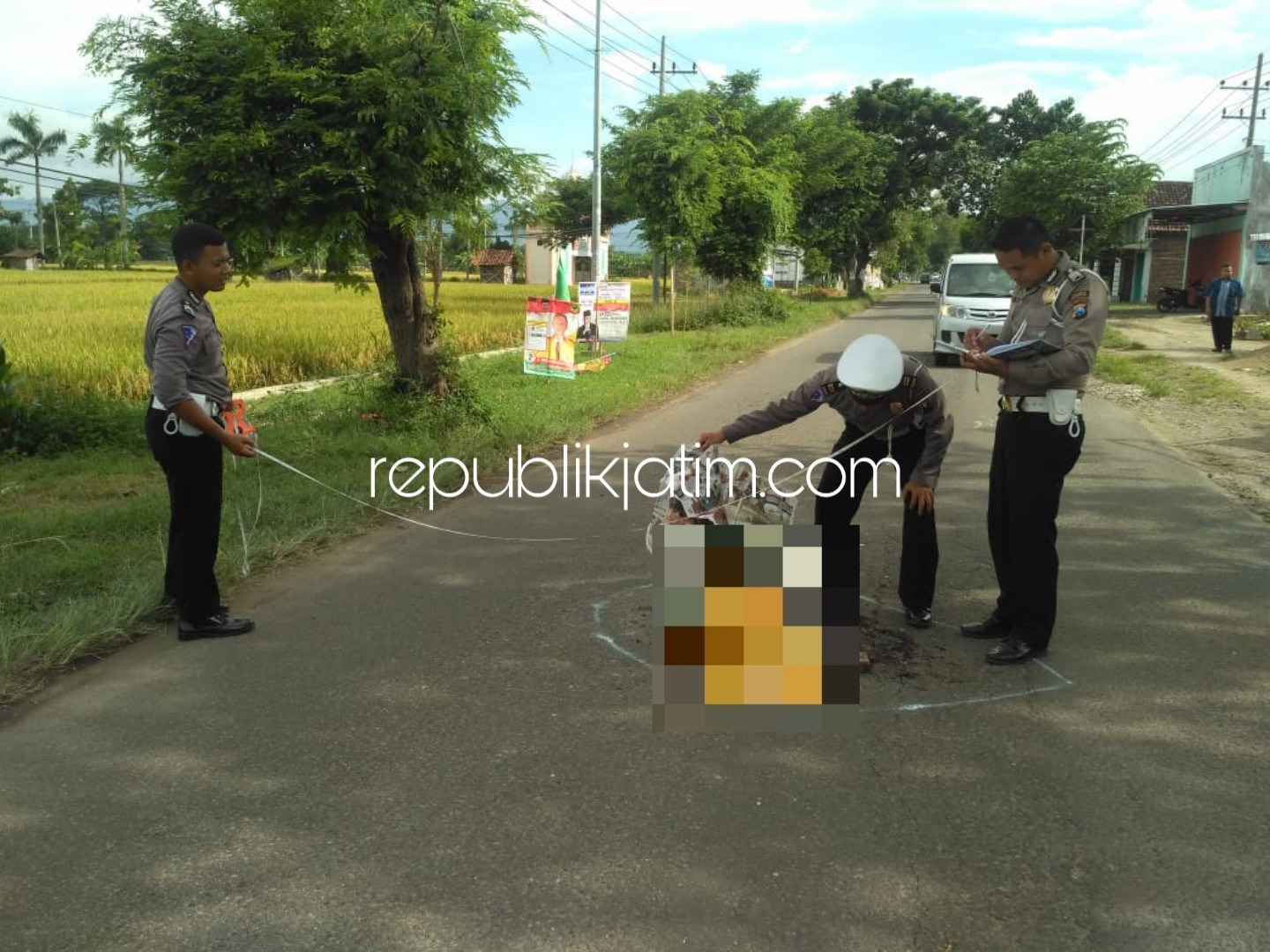 OLAH TKP - Petugas Unit Laka, Satuan Lantas, Polres Ponorogo menggelar olah TKP tewasnya pengendara motor Yamaha Mio, Iis Uun Fardiana (28) warga Dusun/Desa Bajang, Kecamatan Mlarak Ponorogo yang terlindas truk, Rabu (20/03/2019).
