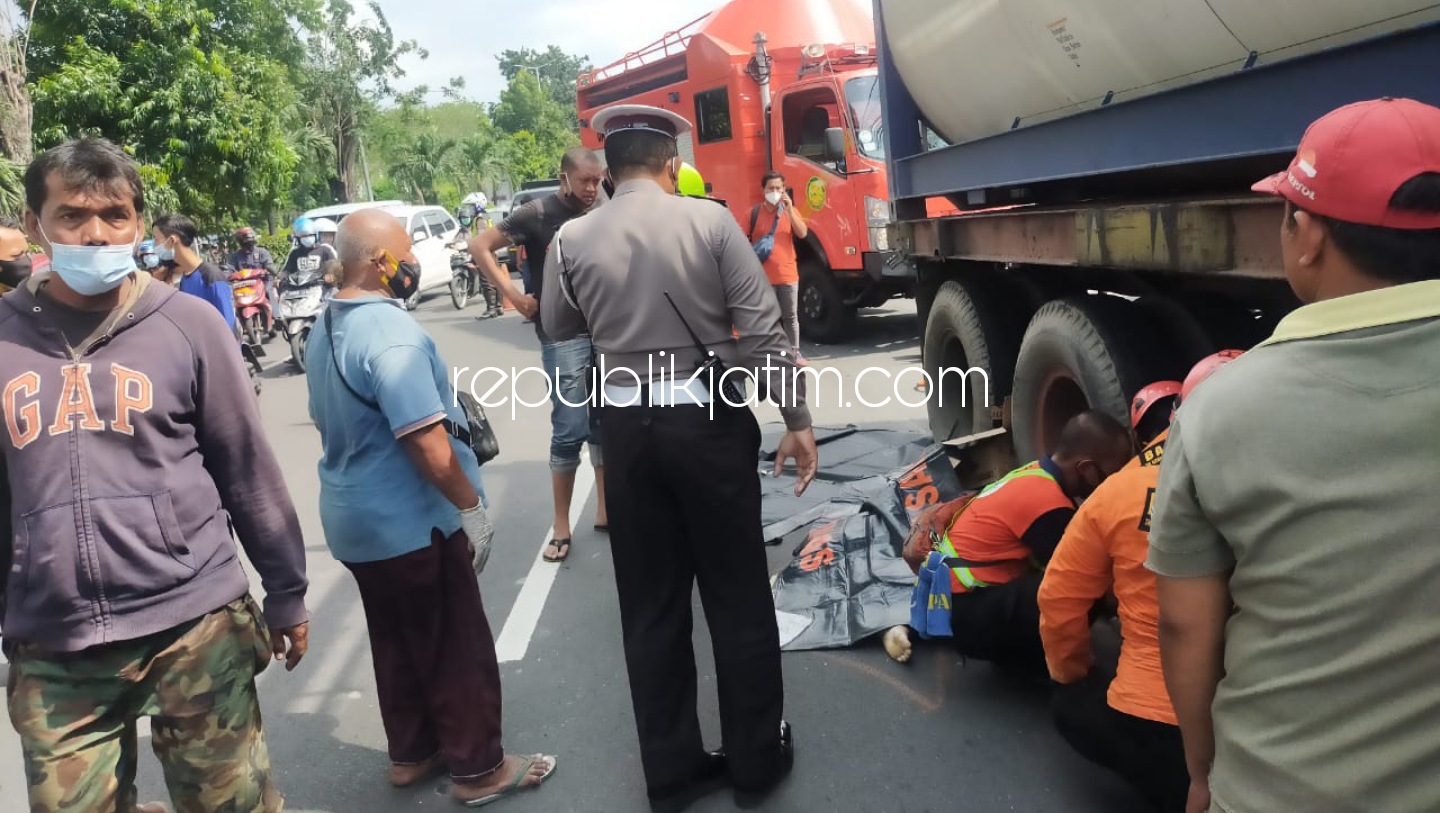 EVAKUASI - Petugas mengevakuasi korban kecelakaan yang tubuhnya masuk dalam kolong truk tangki di JL Raya Waru, Sidoarjo, Sabtu (20/03/2021).