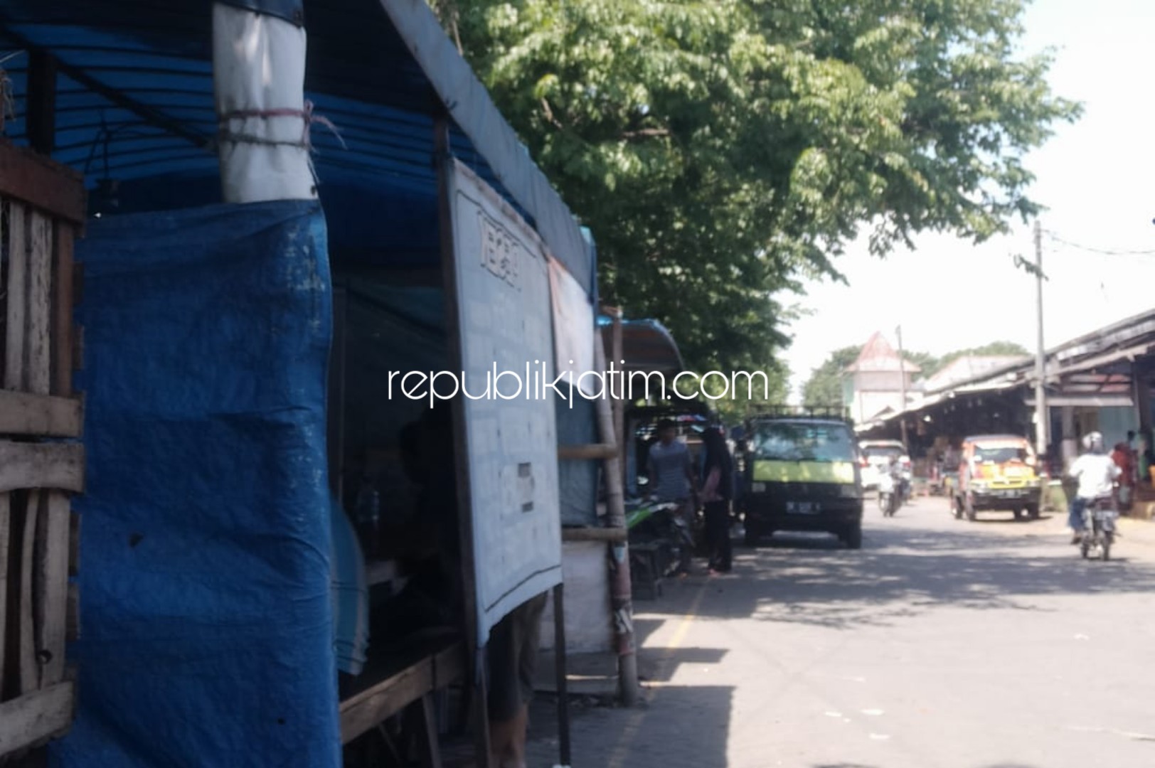 SASARAN - Sejumlah Pedagang Kaki Lima (PKL) di Pasar Baru Porong, Sidoarjo menjadi salah satu sasaran sales rokok tanpa cukai, Kamis (19/03/2020) petang.