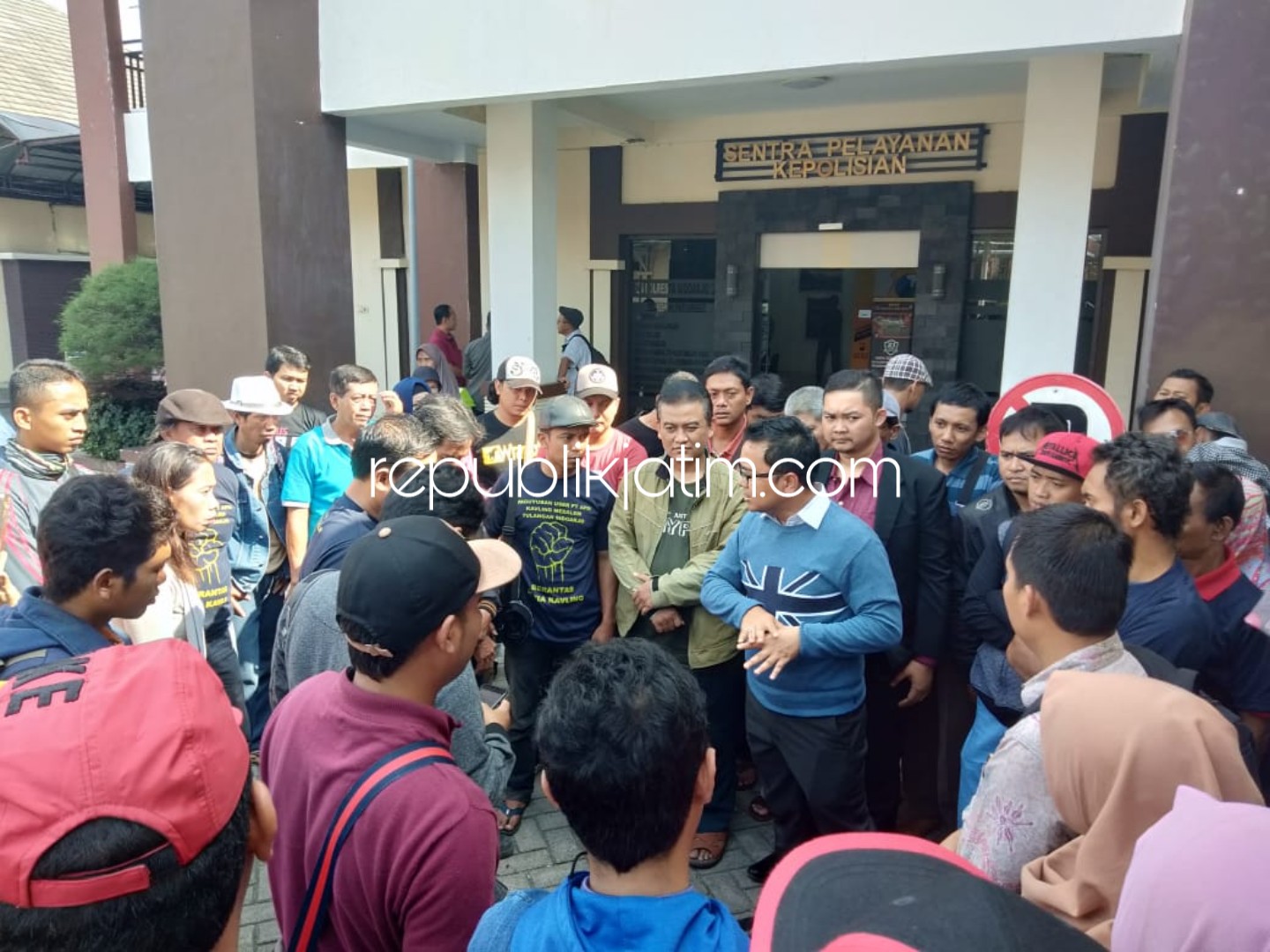LURUK POLRESTA - Puluhan pembeli tanah kavling meluruk SPKT Polresta Sidoarjo bersama kuasa hukumnya menanyakan kasus dugaan penipuan pengembang tanah kavling yang tak kunjung ada perkembangan, Rabu (20/03/2019) sore.