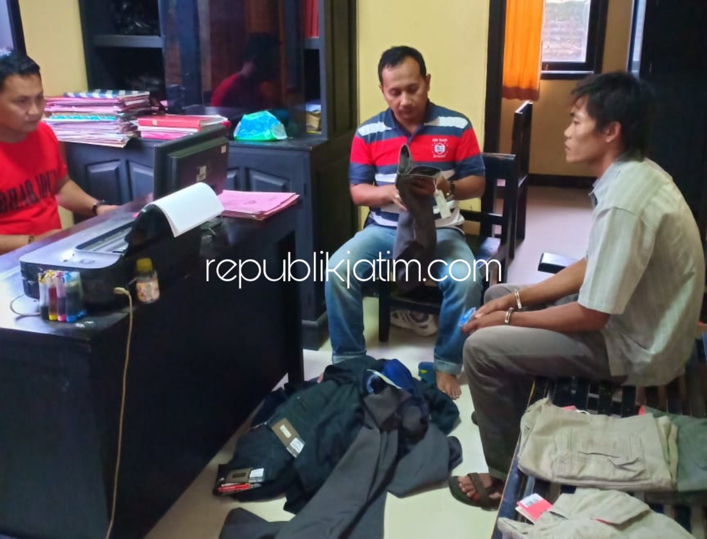 DIPERIKSA - Tersangka pencurian celana, Beri Dwi Prasetian alias Gudel (28) warga Dusun Gondanglegi, Desa Soco, Kecamatan Jogorogo, Ngawi diperiksa penyidik Unit Reskrim, Polsek Sukorejo, Kamis (21/03/2019).