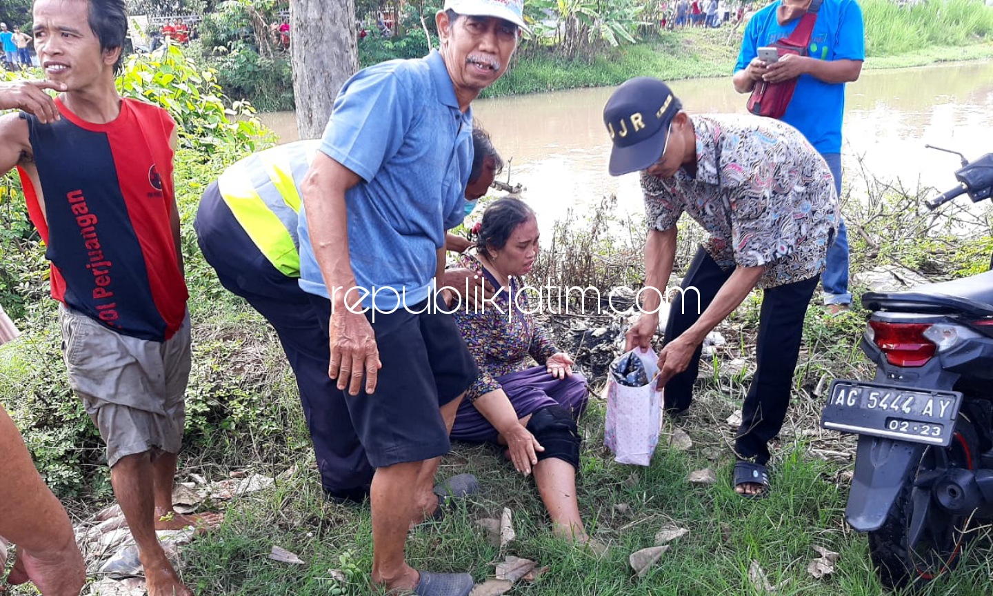 EVAKUASI - Dua perempuan pengendara motor asal Kediri mengalami kecelakaan tunggal terperosok dan jatuh ke sungai Mangetan Kanal segera dievakuasi ke Rumah Sakit Anwar Medika Balongbendo, Sidoarjo, Minggu (21/03/2021).