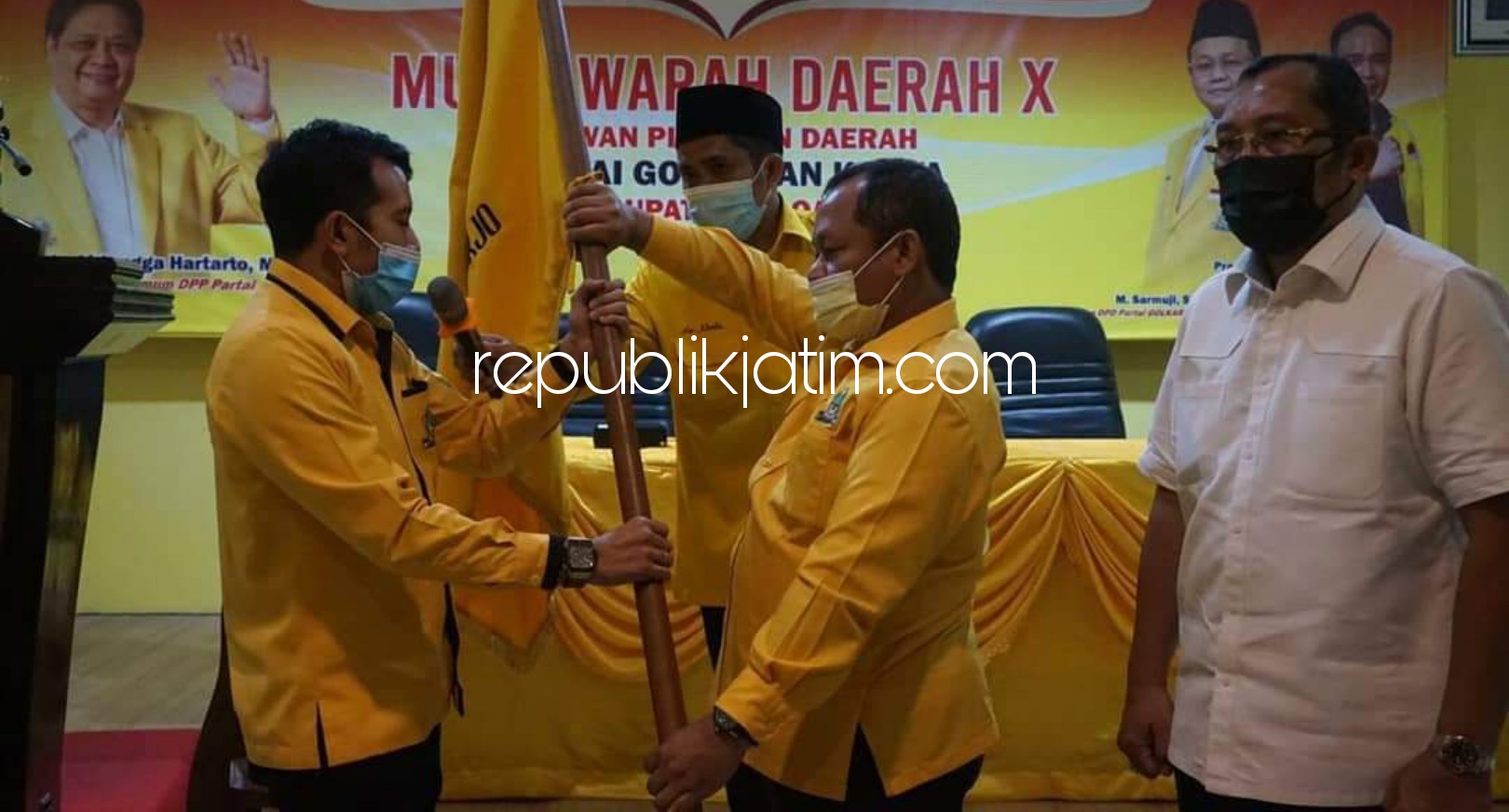 RESMI - Ketua DPD Partai Golkar Sidoarjo, Adam Rusydi secara resmi menjabat usai mendapatkan bendera Partai Golkar dari Ketua DPD Partai Golkar Propinsi Jatim M Sarmuji usai Musda X, Sabtu (20/03/2021) sore.