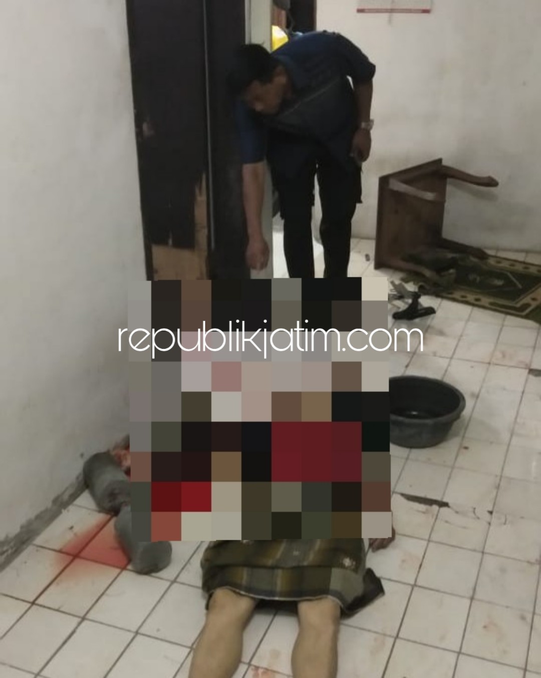 TEWAS - Kondisi korban pembunuhan, Heru Mustofa (70) warga Desa Medaeng, Kecamatan Waru, Sidoarjo masih tergeletak bersimbah darah sebelum dievakuasi ke rumah sakit, Rabu (20/03/2019) malam.