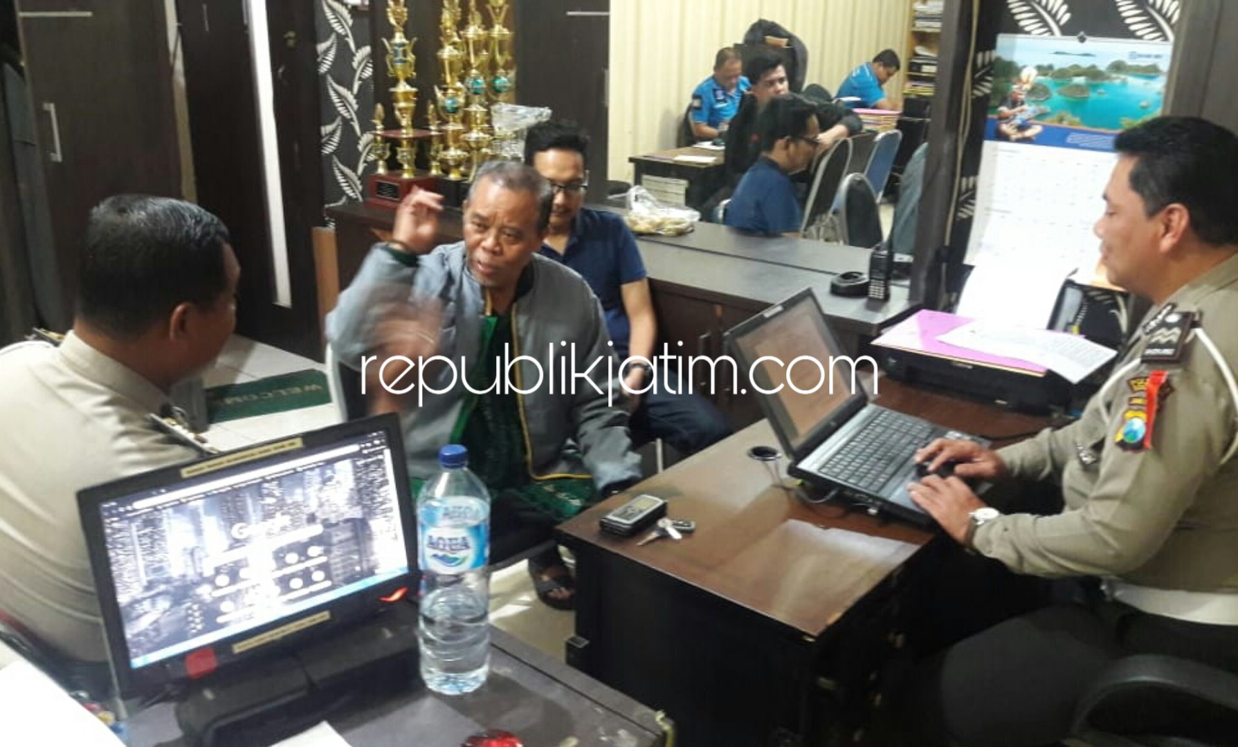 DIPERIKSA - Mantan Ketua DPRD Sidoarjo, Ustman Ihsan (66) warga Desa Seruni, Kecamatan Gedangan, Sidoarjo saat masih diperiksa penyidik Unit Laka, Satuan Lantas, Polresta Sidoarjo awal Januari 2019 lalu.