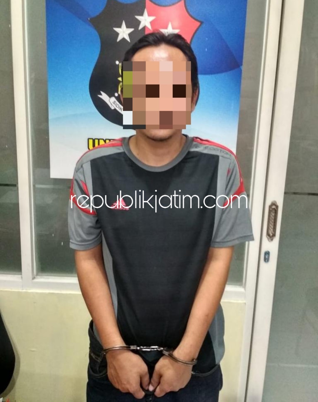 DITAHAN - Tersangka Moh Hadi Irawanto (29) warga Desa Medaeng, Kecamatan Waru, Sidoarjo ditahan penyidik Unit Reskrim, Polsek Waru karena diduga membunuh ayah kandungnya Heru Mustofa (70), Kamis (21/03/2019).