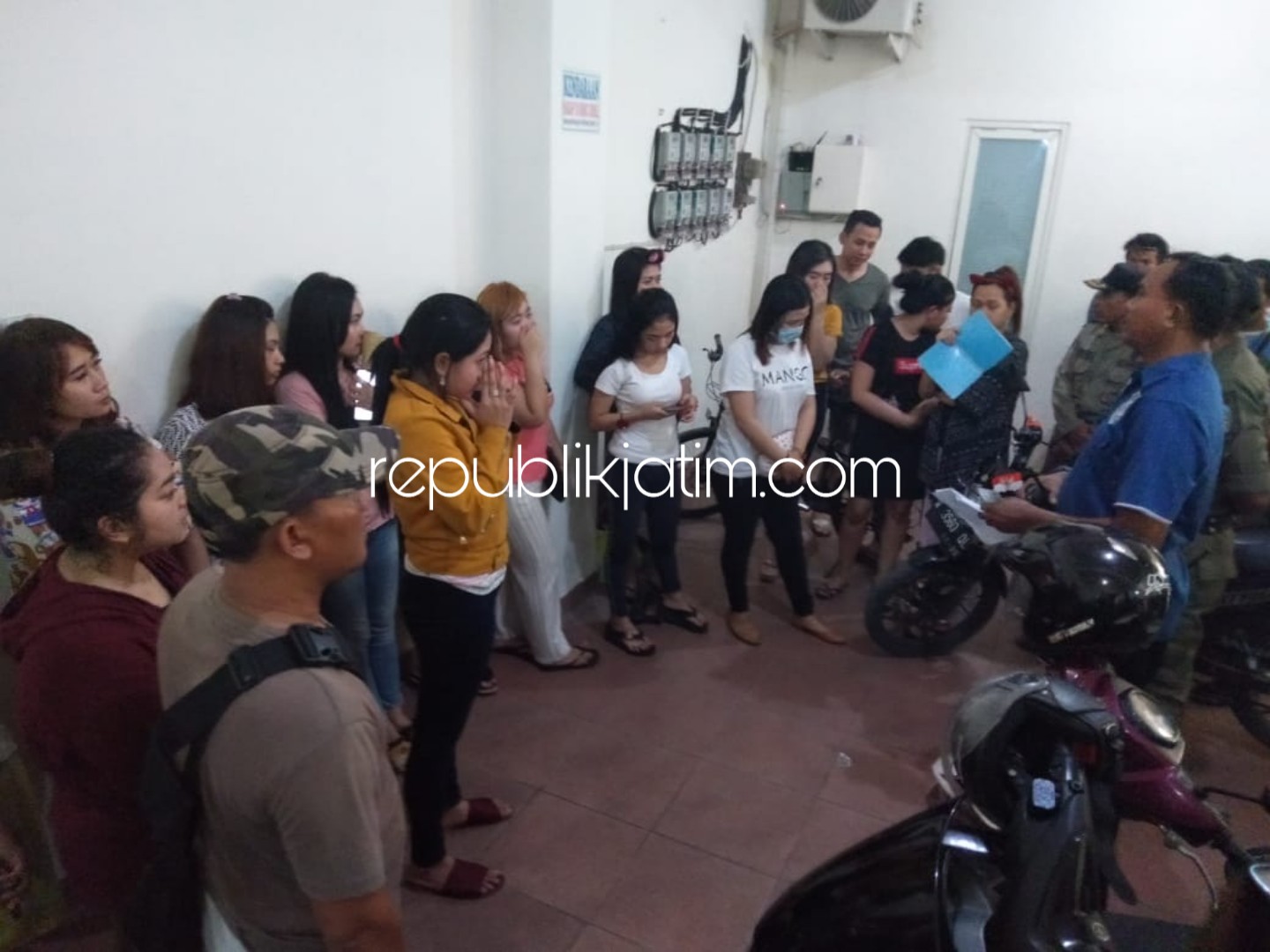 POSITIF - Petugas gabungan BNNK Sidoarjo, Satpol PP dan TNI saat merazia sebuah tempat kos-kosan di Desa Banjarbendo, Kecamatan Sidoarjo, Kamis (21/03/2019).