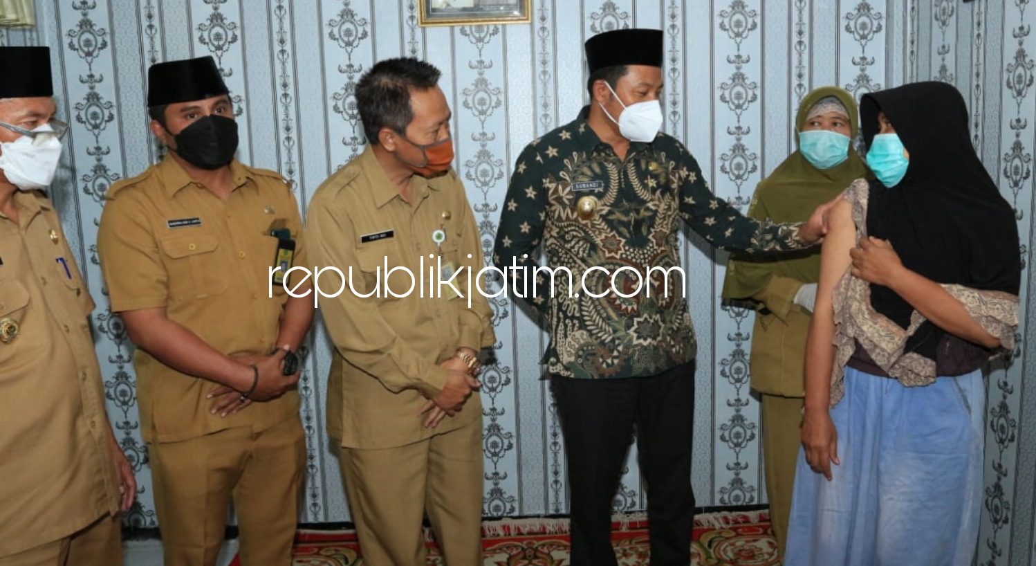 KUNJUNGI - Wakil Bupati Sidoarjo, Subandi merasa iba setelah mendapat laporan Hidayati (53) warga kurang mampu asal Desa Ngingas, Kecamatan Waru yang menderita sakit tangannya ada benjolan, Senin (22/03/2021).