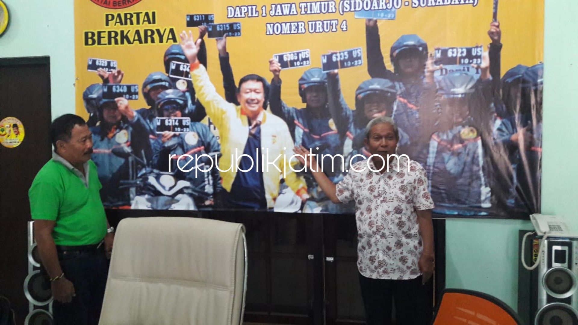 TARGET - Sugiman, Ketua Tim Pemenangan Caleg DPR RI, Imron Syukur menargetkan perolehan suara Caleg Dapil I Jatim ini mencapai 108.000 saat di Posko Pemenangan Pondok Mutiara, Sidoarjo Jumat (22/03/2019).
