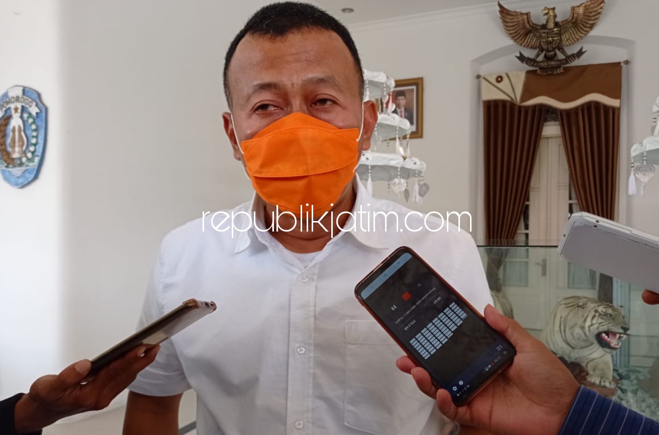 SURAT EDARAN - Bupati Ponorogo Sugiri Sancoko saat mengumumkan Surat Edaran (SE) yang membolehkan Pembelajaran Tatap Muka (PTM) dan hajatan di Rumah Dinas Bupati Ponorogo, Senin (22/03/2021).