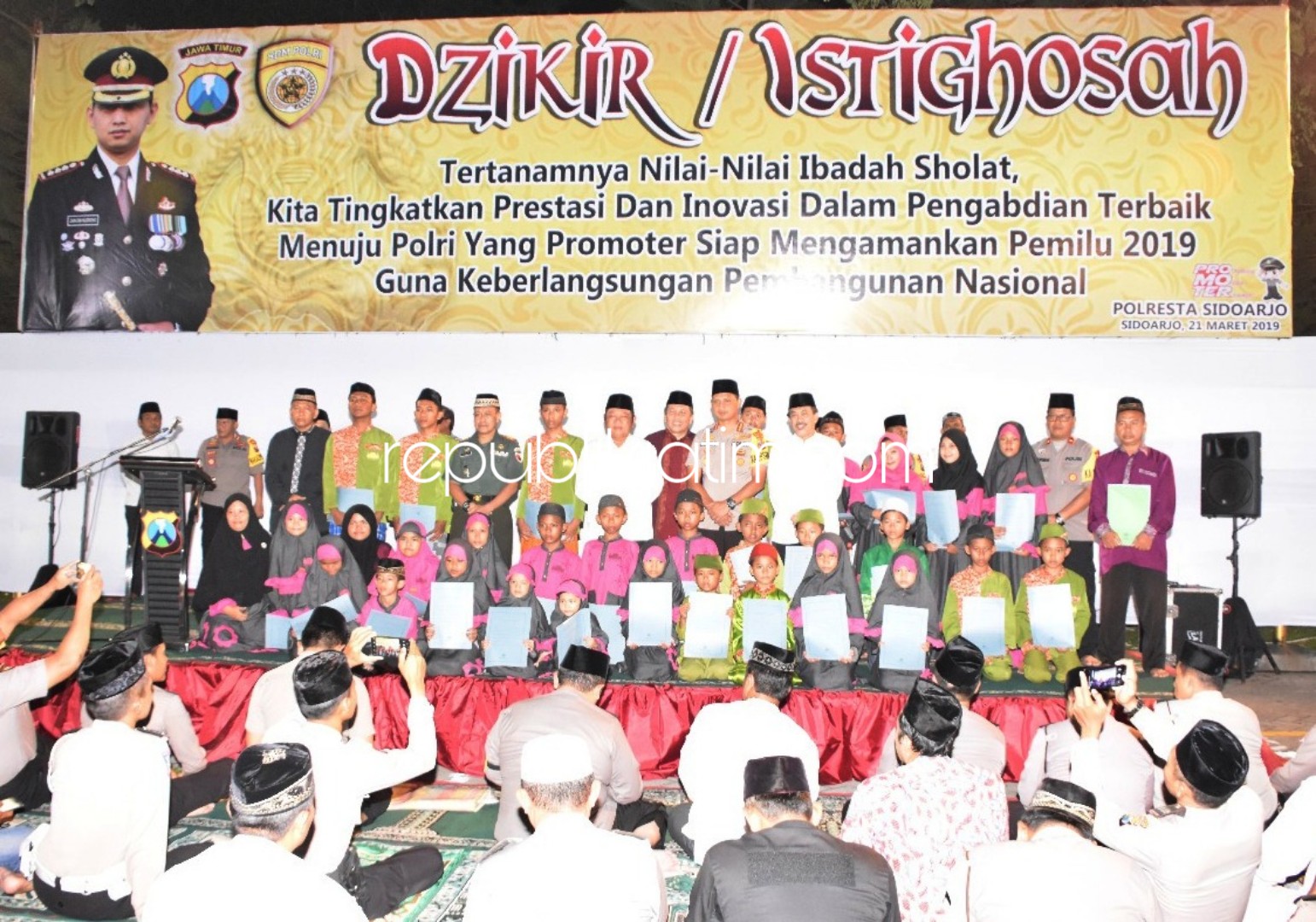 ISTIGOTSAH - Bersama Forkopimda, Polresta Sidoarjo menggelar Istigotsah untuk mensukseskan Pemilu 2019 di halaman Polresta Sidoarjo, Kamis (21/03/2019) malam.