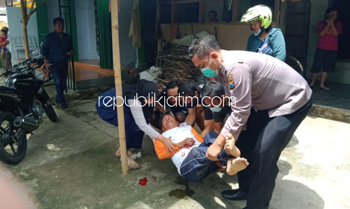 EVAKUASI - Anggota Polsek Bungkal dan warga mengevakuasi korban kecelakaan di JL Raya Bungkal - Jetis tepatnya di pertigaan Dusun Nglodo, Desa Bancar, Kecamatan Bungkal, Ponorogo, Senin (22/03/2021).