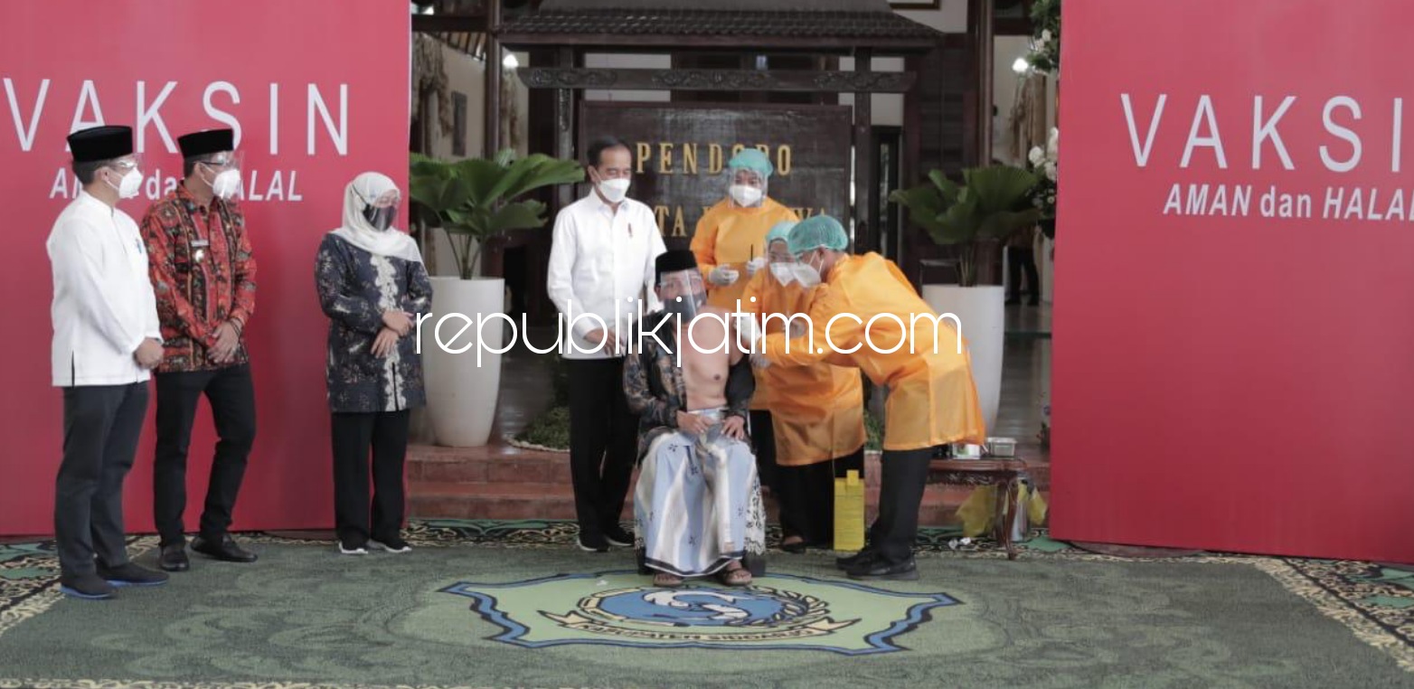 VAKSIN - Presiden RI, Joko Widodo (Jokowi) meninjau pelaksanaan vaksinasi perdana AstraZeneca di Pendopo Delta Wibawa didampingi Bupati Sidoarjo, Ahmad Muhdlor Ali (Gus Muhdlor) dan Gubernur Jatim, Khofifah Indar Parawansa, Senin, (22/03/2021).