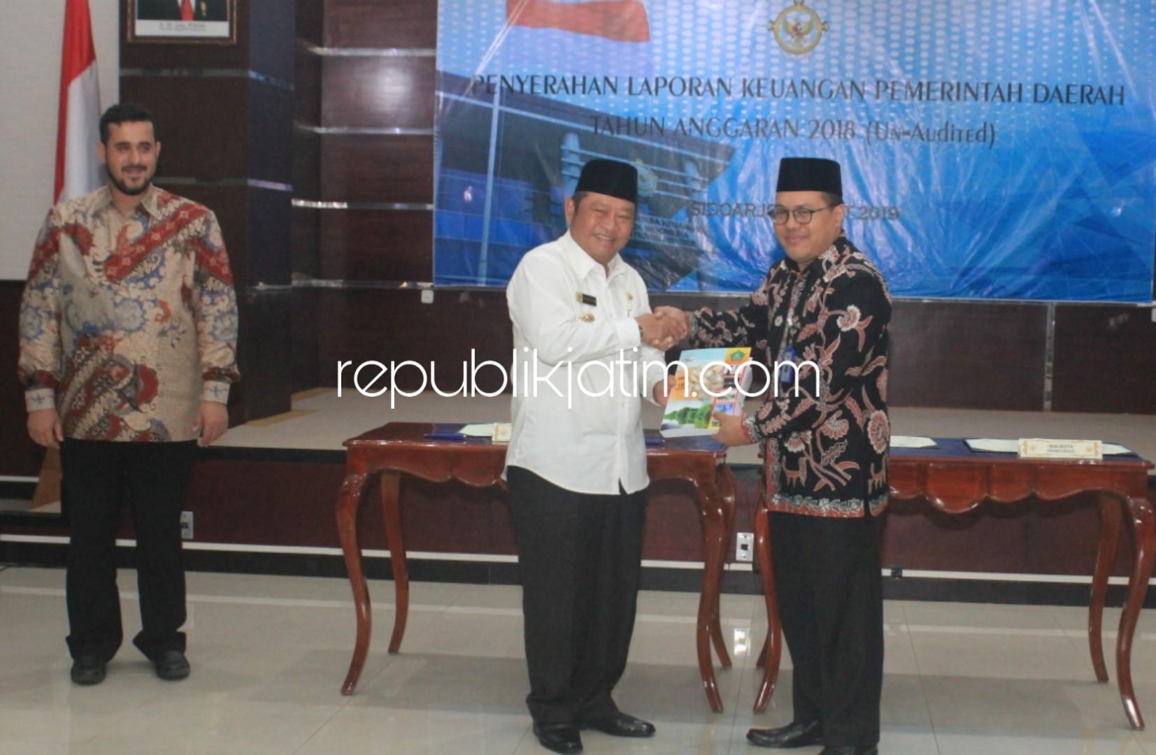 SERAHKAN - Bupati Sidoarjo, Saiful Ilah menyerahkan LKPD ke Kepala Perwakilan BPK RI Provinsi Jawa Timur, Harry Purwaka, Jumat (22/03/2019).