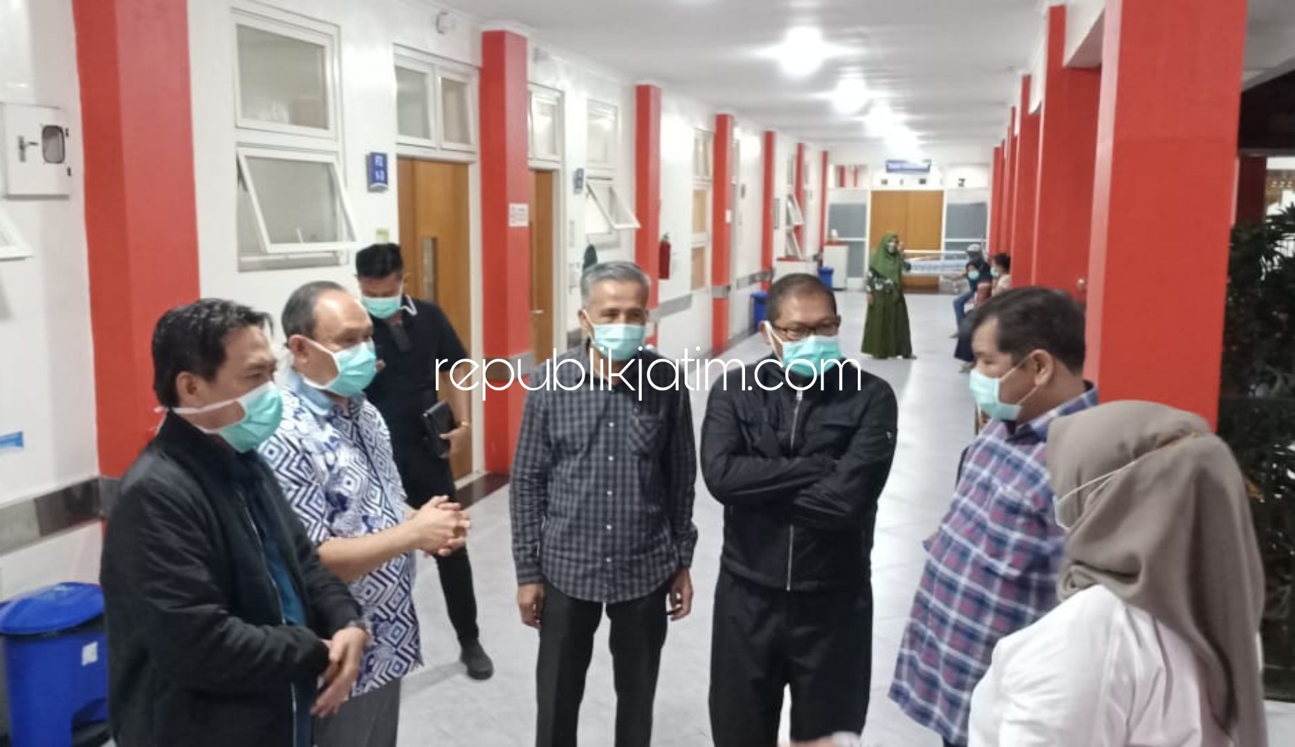 ISOLASI - Wabup Sidoarjo, Nur Ahmad Syaifuddin didampingi Direktur RSUD Sidoarjo, dr Atok Irawan Sp P mengecek kondisi ruang isolasi bagi Pasien Dalam Pengawasan (PDP) Corona di RSUD Sidoarjo, Minggu (22/03/2020) malam.