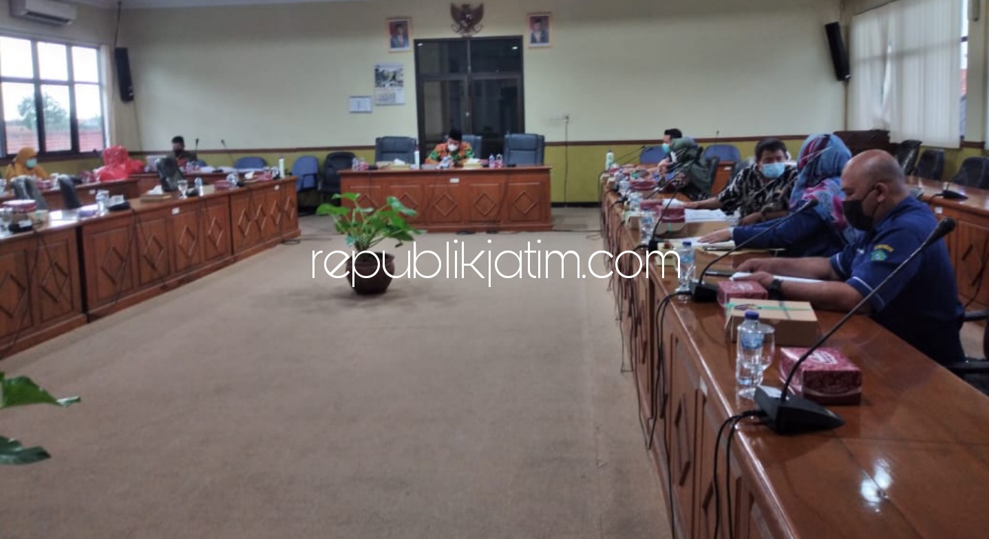 HEARING - Ketua Komisi D DPRD Sidoarjo, M Dhamroni Chudlori bersama Dewan Pengawas PDAU, Chusnul Inayah saat hearing bersama Pansus Perubahan Status BPR Delta Artha dan PDAU menjadi Perseroda DPRD Sidoarjo, Selasa (23/03/2021). 