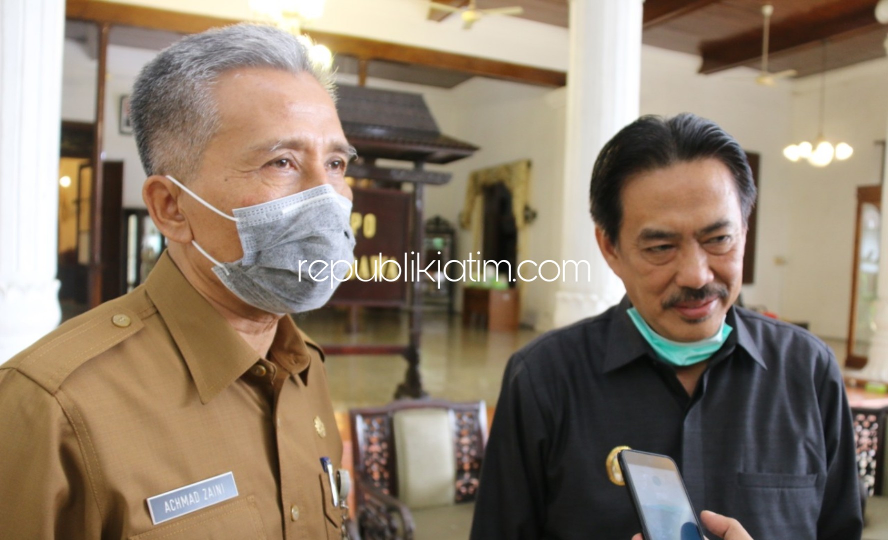 KETERANGAN - Ketua Satgas Penanganan Covid-19 Sidoarjo Ahmad Zaini bersama Wabup Nur Ahmad Syaifuddin memberikan keterangan pers, Senin (23/03/2020).