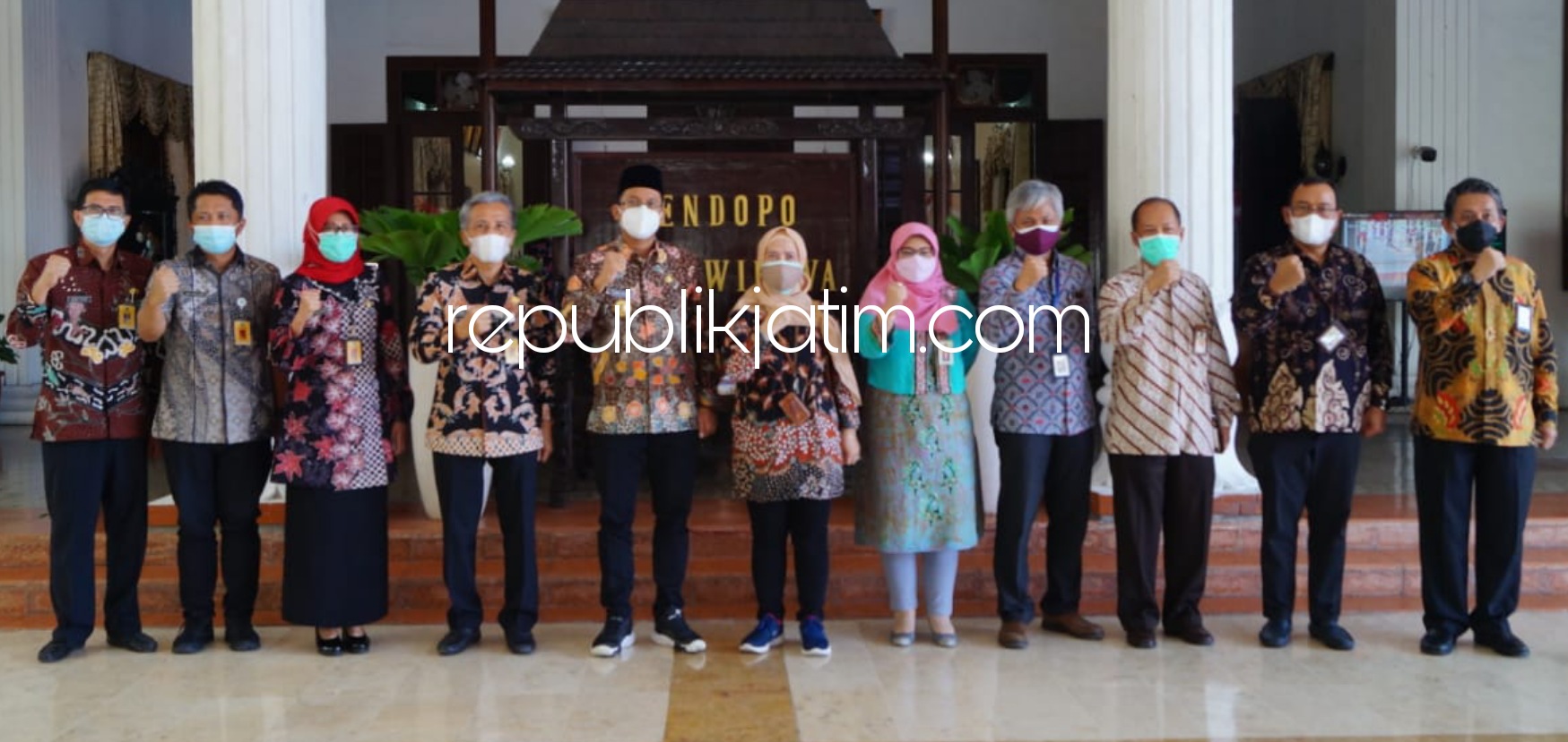 KUNJUNGAN - Bupati Sidoarjo, Ahmad Muhdlor Ali (Gus Muhdlor) menerima kunjungan rombongan Kepala Kanwil DJP Jatim II, Lusiani di Pendopo Delta Wibawa dengan mengajak ASN Pemkab Sidoarjo jadi pelopor tertib pajak, Selasa (23/03/2021).