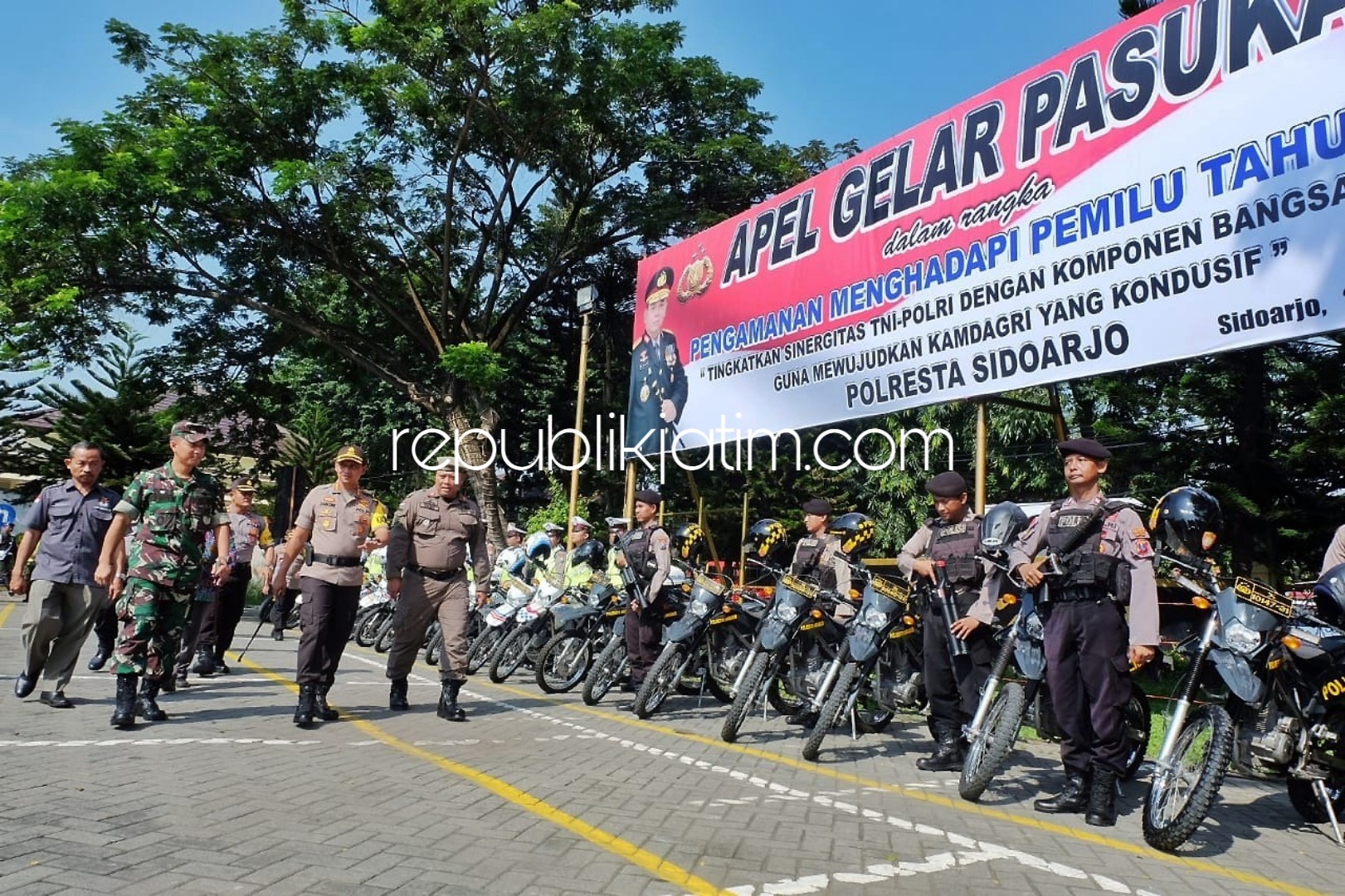 CEK PERSONIL - Kapolresta Sidoarjo, Kombes Pol Zain Dwi Nugroho bersama Forkopimda dan KPU mengecek kesiapan personil pengamanan Pemilu 2019 saat apel di halaman Polresta Sidoarjo, Jumat (23/03/2019).