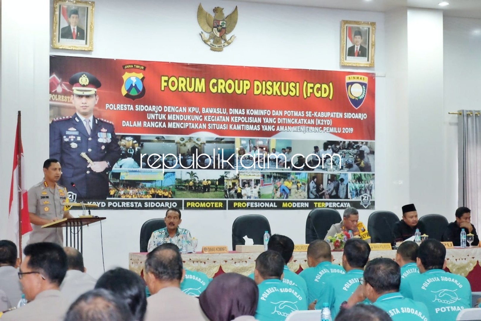 ARAHAN - Kapolresta Sidoarjo, Kombes Pol Zain Dwi Nugroho memberikan arahan ke peserta FGD untuk mensukseskan Pemilu 2019, Sabtu (23/03/2019).