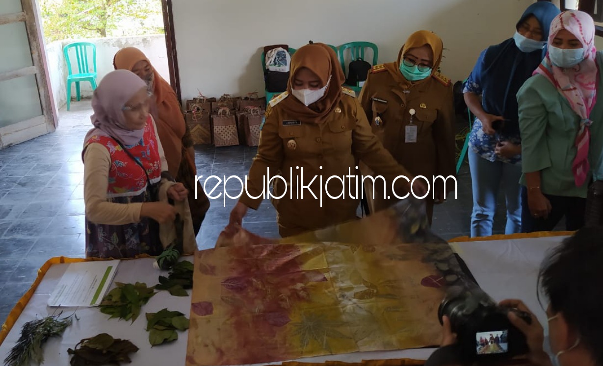 BATIK - Wabup Ponorogo Lisdyarita didampingi Kepala Dinas Perdakum menyaksikan Pelatihan Batik Ecoprint di gedung Dekopinda JL Arief Rahman Hakim Ponorogo, Selasa (23/03/2021). 