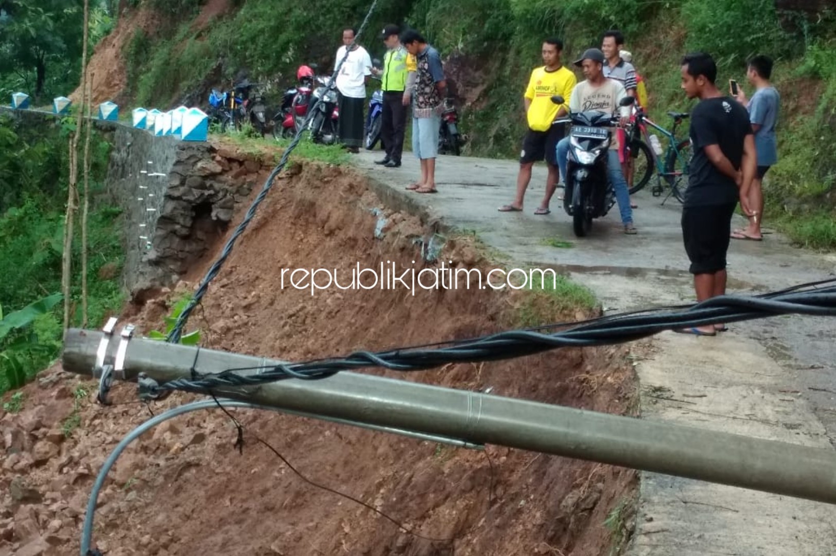 AMBROL - Talud dan bronjong ambrol mengancam badan jalan antar dusun dan pemukiman warga Desa Munggu, Kecamatan Bungkal, Ponorogo, Senin (23/03/2020).