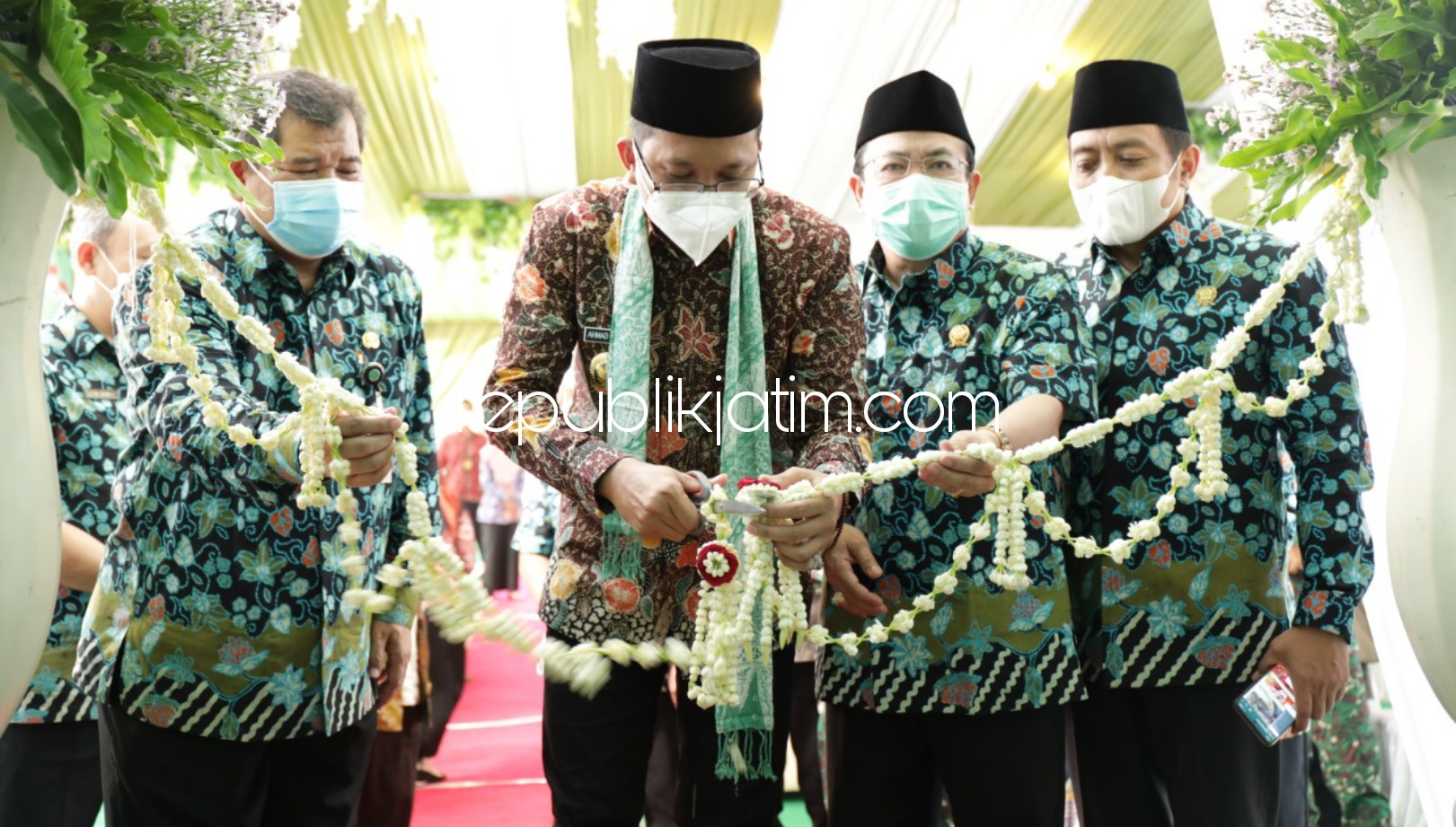 RESMIKAN - Bupati Sidoarjo, Ahmad Muhdlor Ali (Gus Muhdlor) meresmikan Puskesmas Sidodadi, Kecamatan Candi, Sidoarjo, Selasa (23/03/2021). 