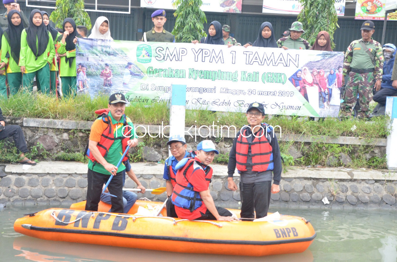 GNK - Wakil Bupati Sidoarjo, Nur Ahmad Syaifuddin memgikuti Gerakan Nyemplung Kali (GNK) yang digelar Universitas Ma`arif Hasyim Latif (Umaha) Sepanjang, Kecamatan Taman, Sidoarjo, Minggu (24/03/2019).