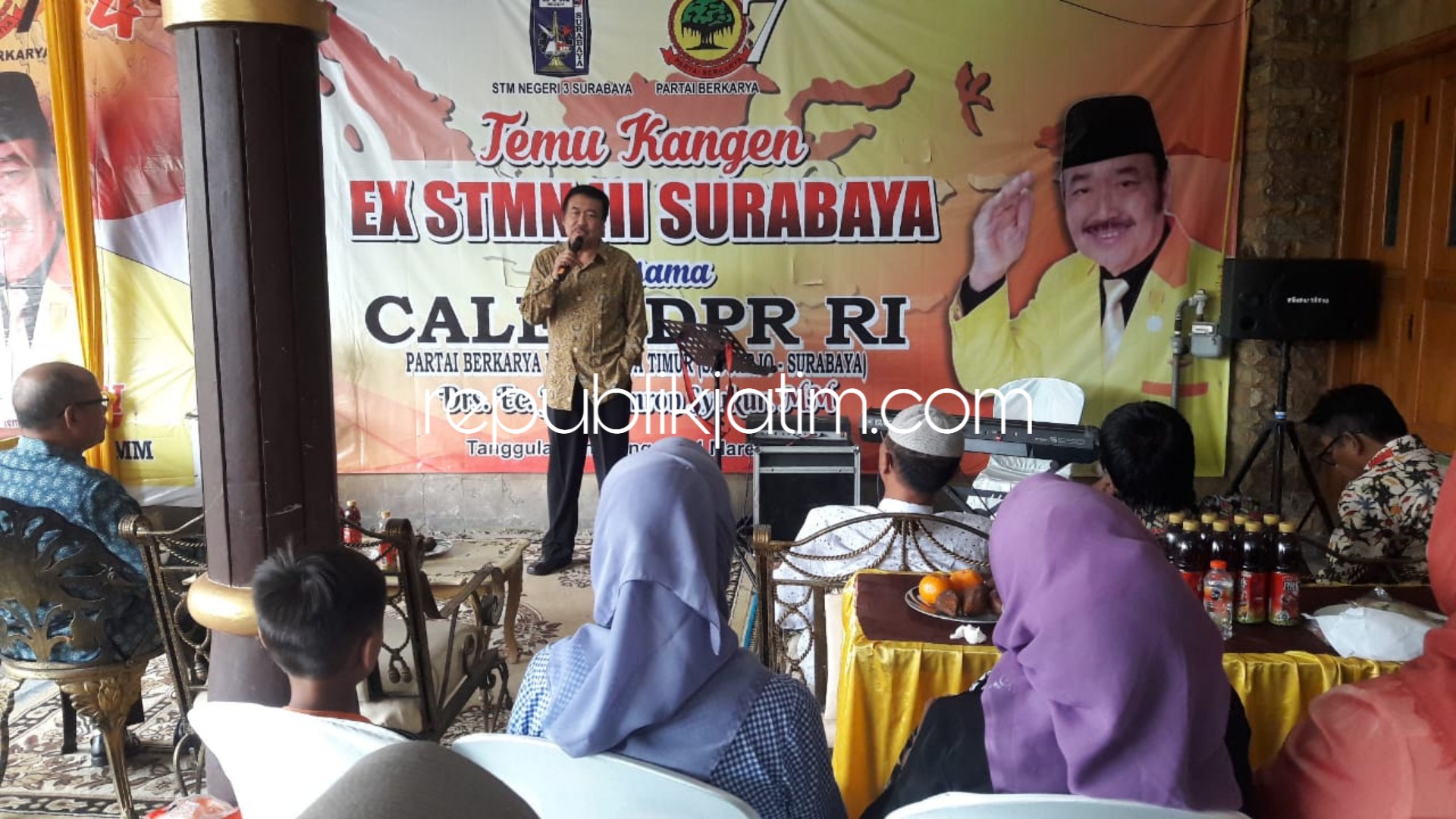 DUKUNGAN - Caleg DPR RI, Imron Syukur meminta dukungan para Alumni STM Negeri III Surayaba di rumahnya yang ada di Desa Kalitengah, Kecamatan Tanggulangin, Sidoarjo, Minggu (24/03/2019).