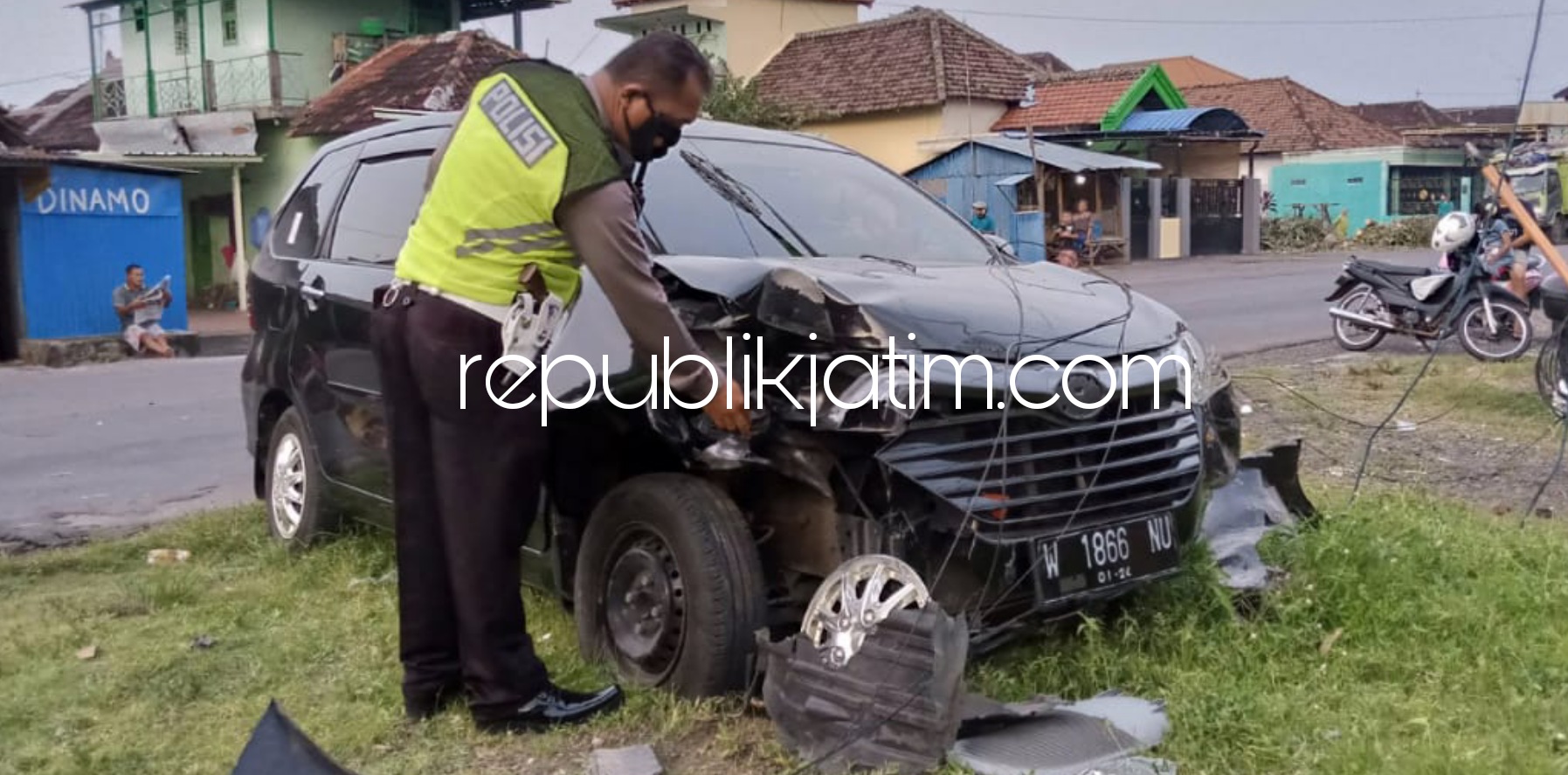 RINGSEK - Mobil Xenia ringsek bagian depan usai menabrak tiang lampu Penerangan Jalan Umum (PJU) di JL Raya Desa Lajuk, Kecamatan Porong, Sidoarjo, Rabu (24/03/2021) sore.
