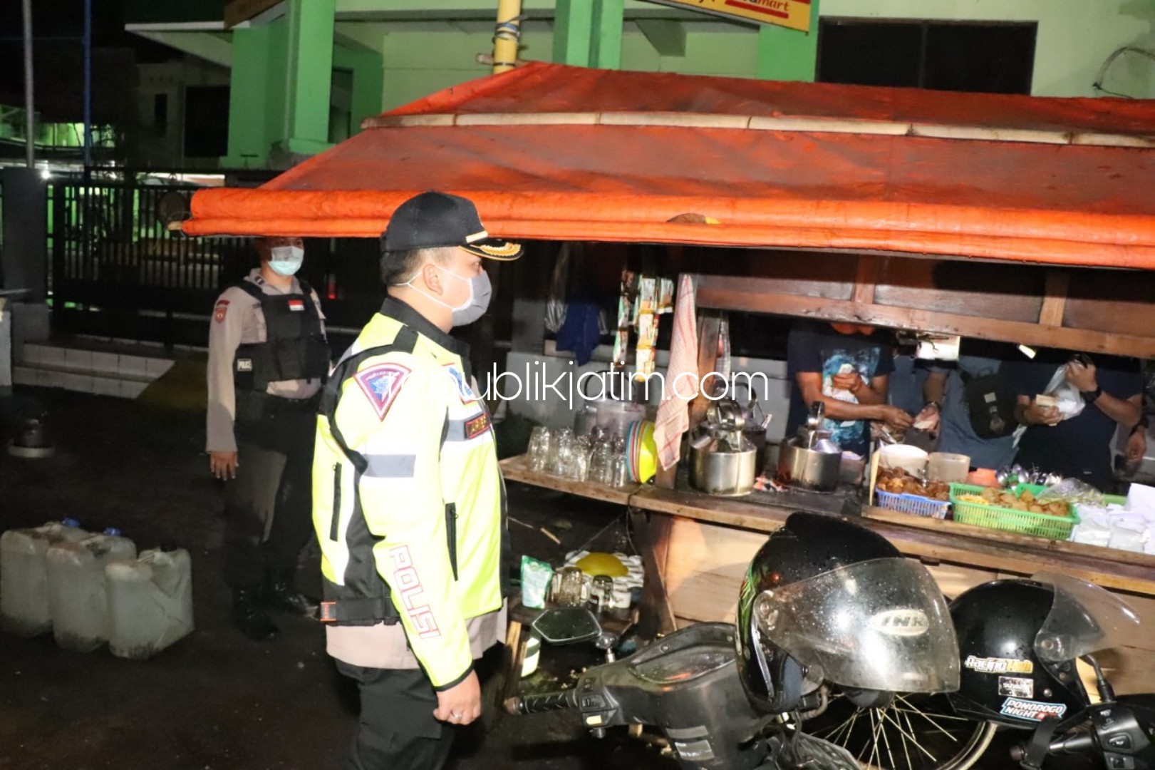 RAZIA - Petugas gabungan Polres dan Satpol PP Pemkab Ponorogo merazia dan mencegah kerumunan warga di warung dan warnet game dalam rangka menangkal penyebaran Covid-19, Selasa (24/03/2020) dini hari.