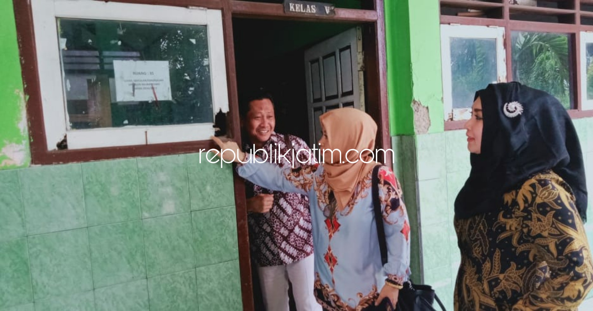 SIDAK - Ketua dan anggota Komisi C DPRD Sidoarjo menggelar sidak ke SDN Klantingsari I dan SDN Klantingsari II, kecamatan Tarik, Sidoarjo untuk memastikan anggaran proyek pembangunan SD rusak tepat sasaran pekan lalu.