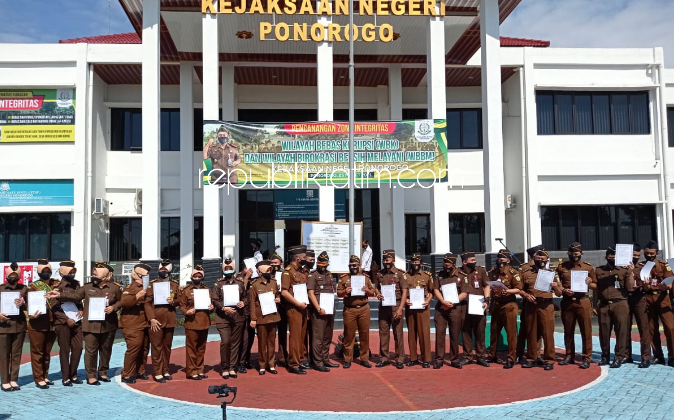 ZI - Kepala Kejaksaan Negeri (Kejari) Ponorogo, Khunaifi Al Humami memimpin Apel Pencanangan Zona Integritas (ZI) WBK dan WBBM di halaman kantor Kejari Ponorogo, Kamis (25/03/2021).