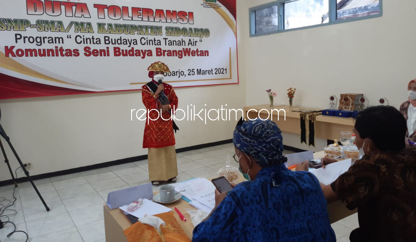 AUDISI - Para finalis Duta Toleransi tingkat SMP dan SMA se Sidoarjo mengikuti audisi dengan menunjukkan kemampuan masing-masing dihadapan para dewan juri di Kantor Dinas Pemuda, Olahraga dan Pariwisata (Disporapar) Pemkab Sidoarjo, Kamis (25/03/2021).
