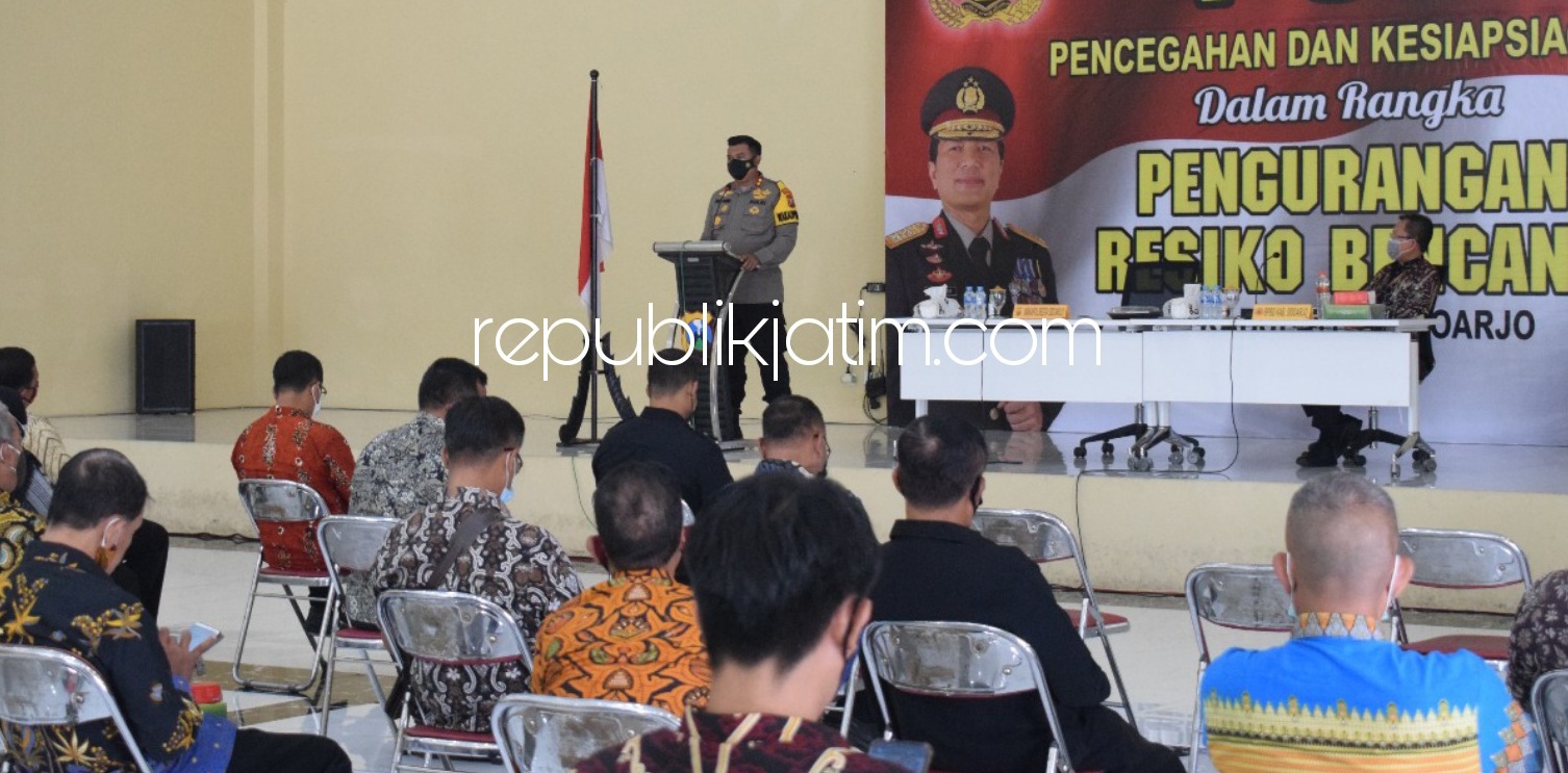 FGD - Waka Polresta Sidoarjo, AKBP Deny Agung Andriana membuka Focus Group Discussion (FGD) Pencegahan dan Kesiapsiagaan dalam Rangka Pengurangan Resiko Bencana bersama BPBD di Gedung Serbaguna Polresta Sidoarjo, Kamis (25/03/2021).