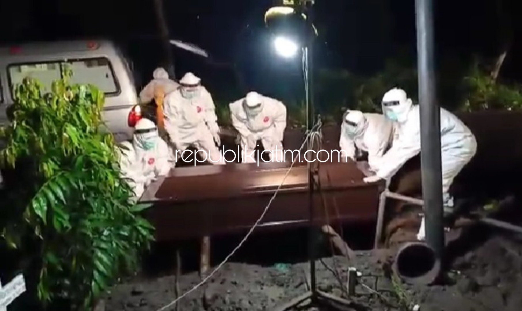 PEMAKAMAN - Wabup Sidoarjo, Nur Ahmad Syaifuddin memimpin pemakaman jenazah warga Sedati yang meninggal karena terpapar Corona di Tempat Pemakaman Umum (TPU) Delta Proloyo, Sidoarjo, Kamis (26/03/2020) dini hari.