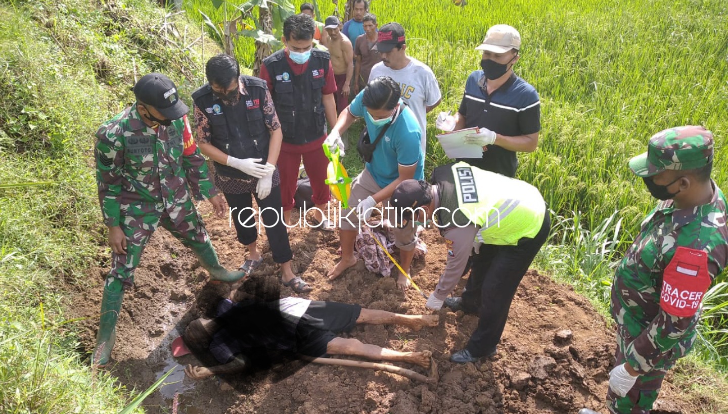 EVAKUASI - Sejumlah petugas Polsek dan Koramil Sooko bersama tim medis mengevakuasi jenazah Sanusi (72) warga Desa Wagirkidul, Kecamatan Pulung yang tewas mendadak di Desa Jurug, Kecamatan Sooko, Ponorogo, Kamis (25/03/2021).