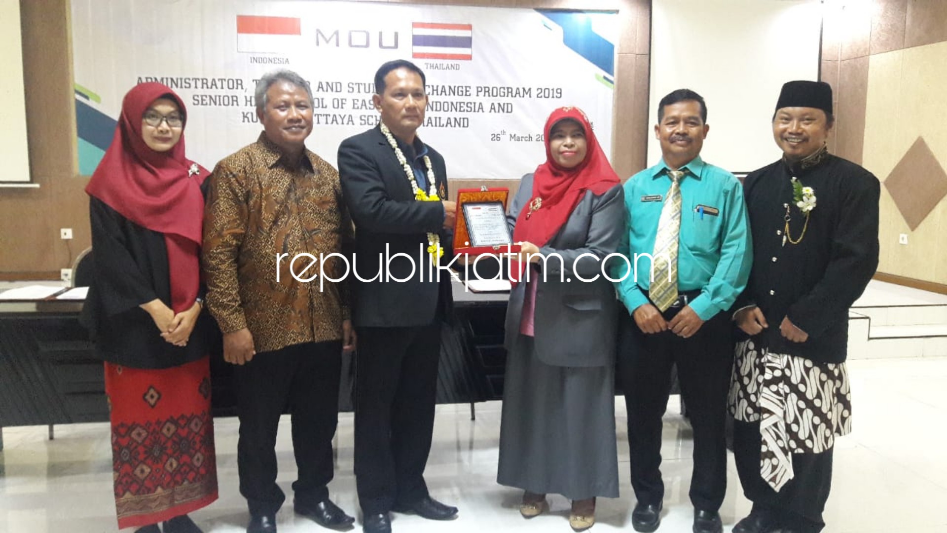 SAMBUT - Smamda Sidoarjo menyambut program kerjasama pertukaran pelajar dengan Lopburi Collage Of Agriculture and Technology, Petehabun Collage Of Agriculture and Technology, Kunramvittaya School Thailand serta sejumlah SMA lainnya, Selasa (26/03/2019).