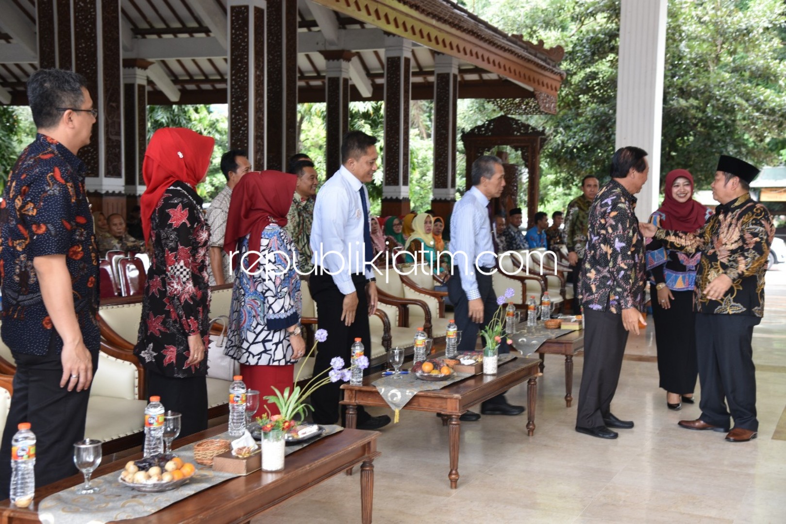 PENGARAHAN - Bupati Sidoarjo, Saiful Ilah memberikan pengarahan ke para Kades dan perangkat desa soal BPR Delta Artha dijadikan rekening Kas Desa di Pendopo Delta Wibawa, Selasa (26/03/2019).