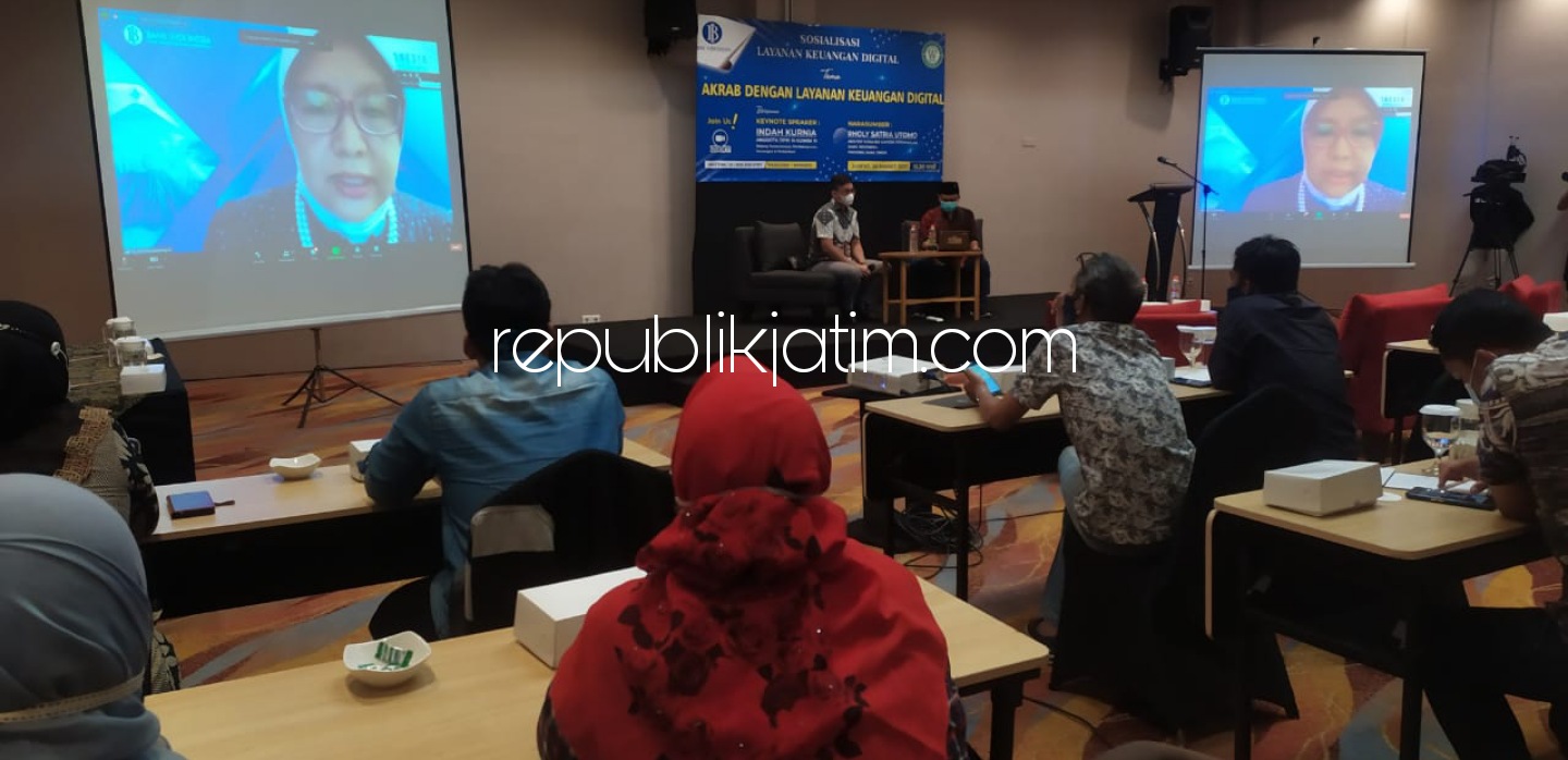 QRIS - Asisten Manajer Kantor Perwakilan Bank Indonesia Jawa Timur, Rolly Satrio Utomo mensosialisasikan QRIS kepada para pelaku UMKM, awak media serta masyarakat umum secara virtual melalui aplikasi zoom di Hotel Neo, Waru, Sidoarjo, Jumat (26/03/2021).