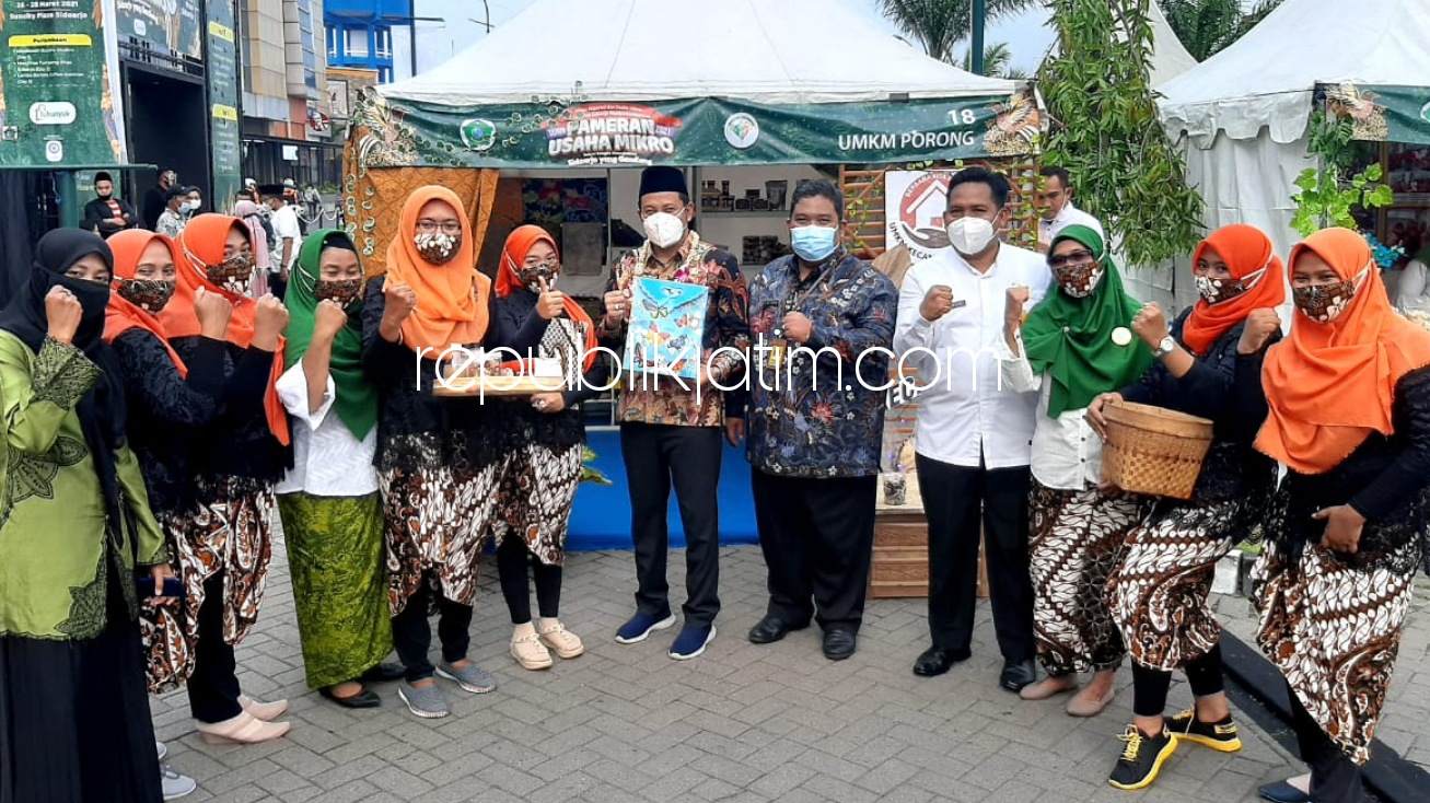 PAMERAN - Wabup Sidoarjo, Subandi melihat pameran produk unggulan UMKM di sejumlah gerai setiap kecamatan yang ada di halaman Suncity Plaza Sidoarjo, Jumat (26/03/2021) sore.