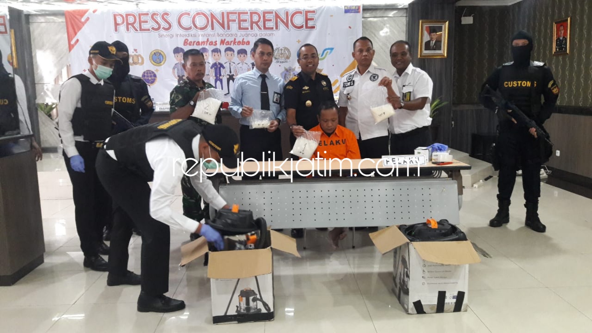 DIPAMERKAN - Tersangka penyelundupan sabu-sabu 2,6 kilogram, Osmanhas (47) warga Desa Lon Kebun, Kecamatan Ketapang, Sampang, Madura dipamerkan bersama barang buktinya di kantor KPPBC TMP Juanda, Rabu (27/03/2019).
